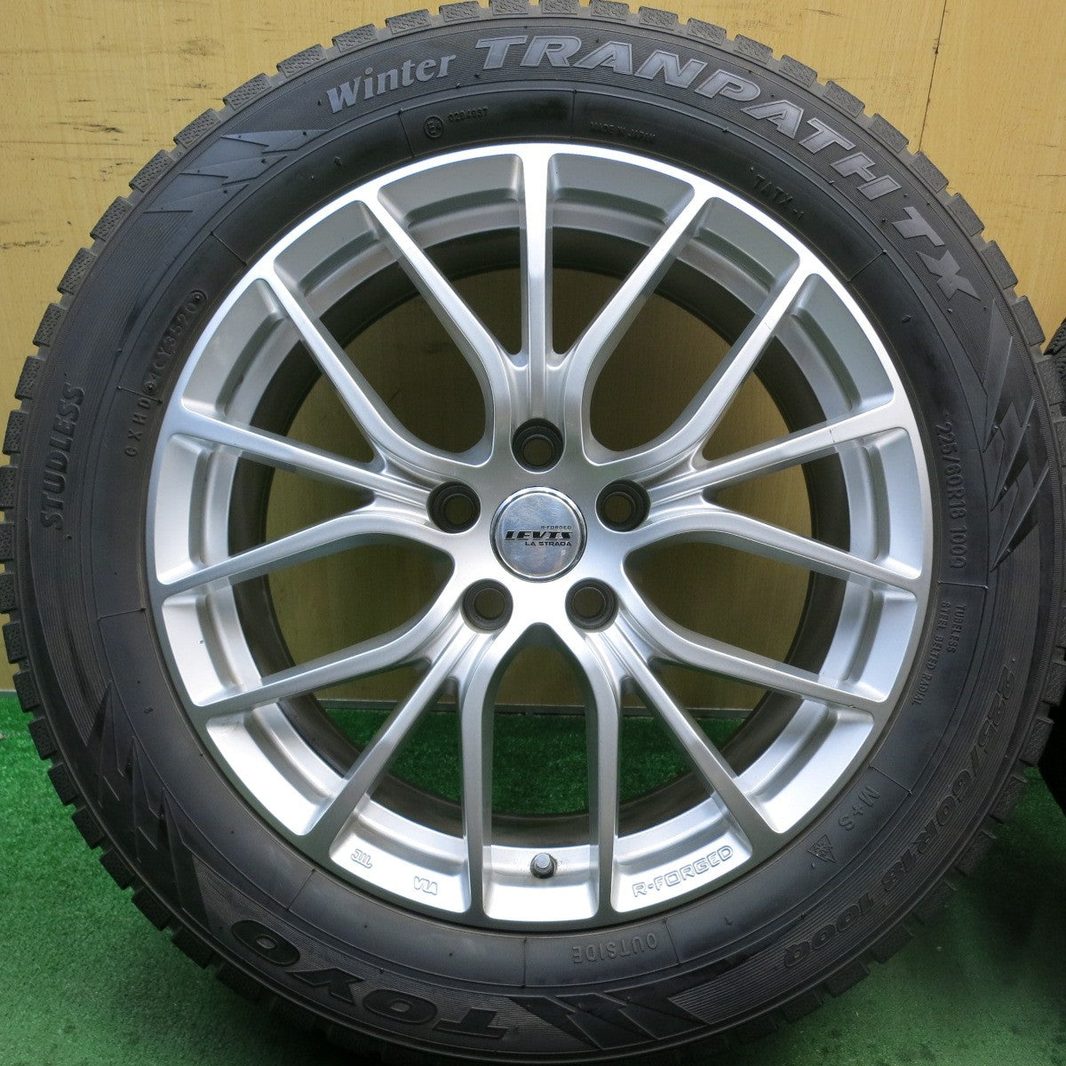 バリ溝！キレイ！9.5分★スタッドレス 225/60R18 トーヨー ウインター トランパス TX R-FORGED LEVIS LA STRADA 阿部商会 18インチ PCD114.3/5H★5080701HAス