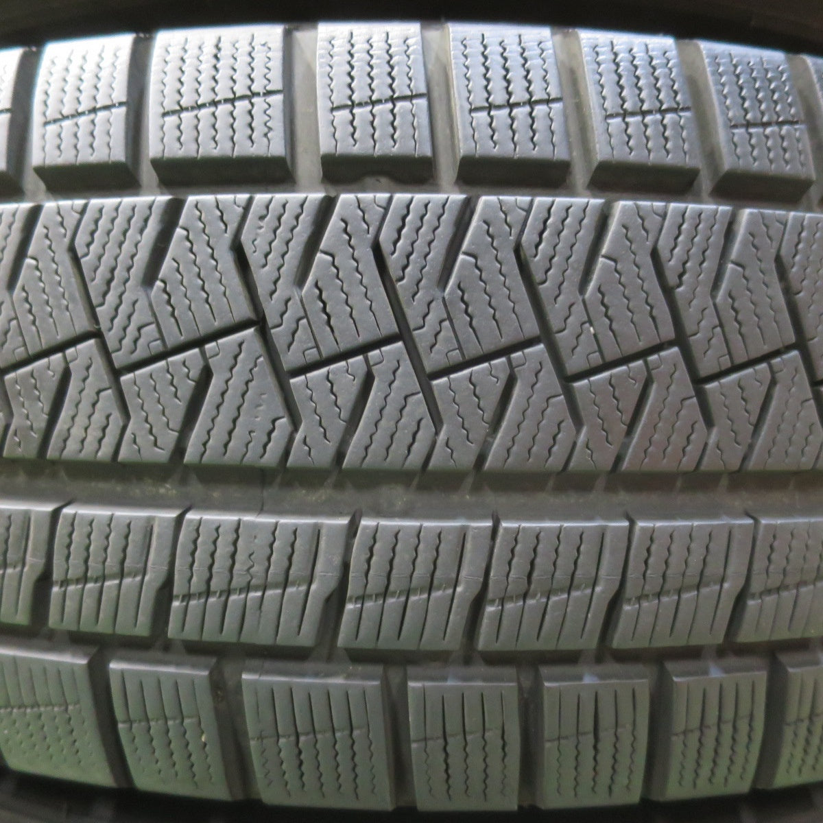 キレイ★スタッドレス 225/65R17 ピレリ アイスアシンメトリコ STRANGER ストレンジャー 17インチ PCD114.3/5H★5112812イス