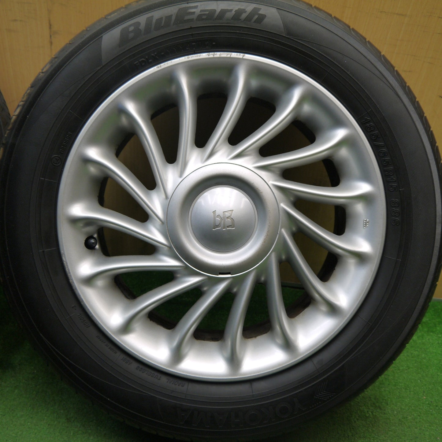 [送料無料] バリ溝！9分★トヨタ bB 純正 185/65R15 ヨコハマ ブルーアース AE01 15インチ PCD100/4H★5040702Hノ