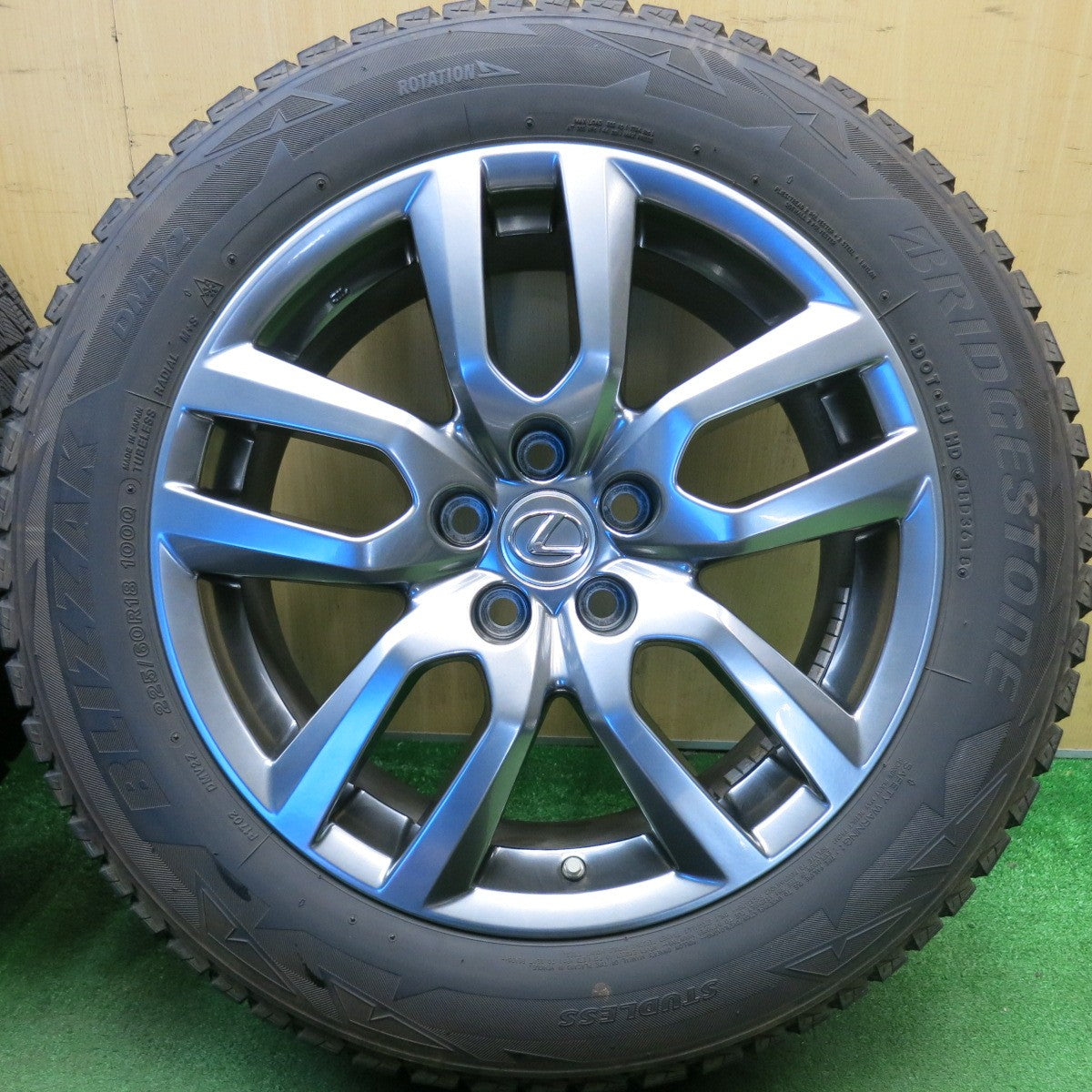 バリ溝！キレイ！8.5分★レクサス NX バージョンL 純正 225/60R18 スタッドレス ブリヂストン ブリザック DM-V2 18インチ PCD114.3/5H★6040501HAス