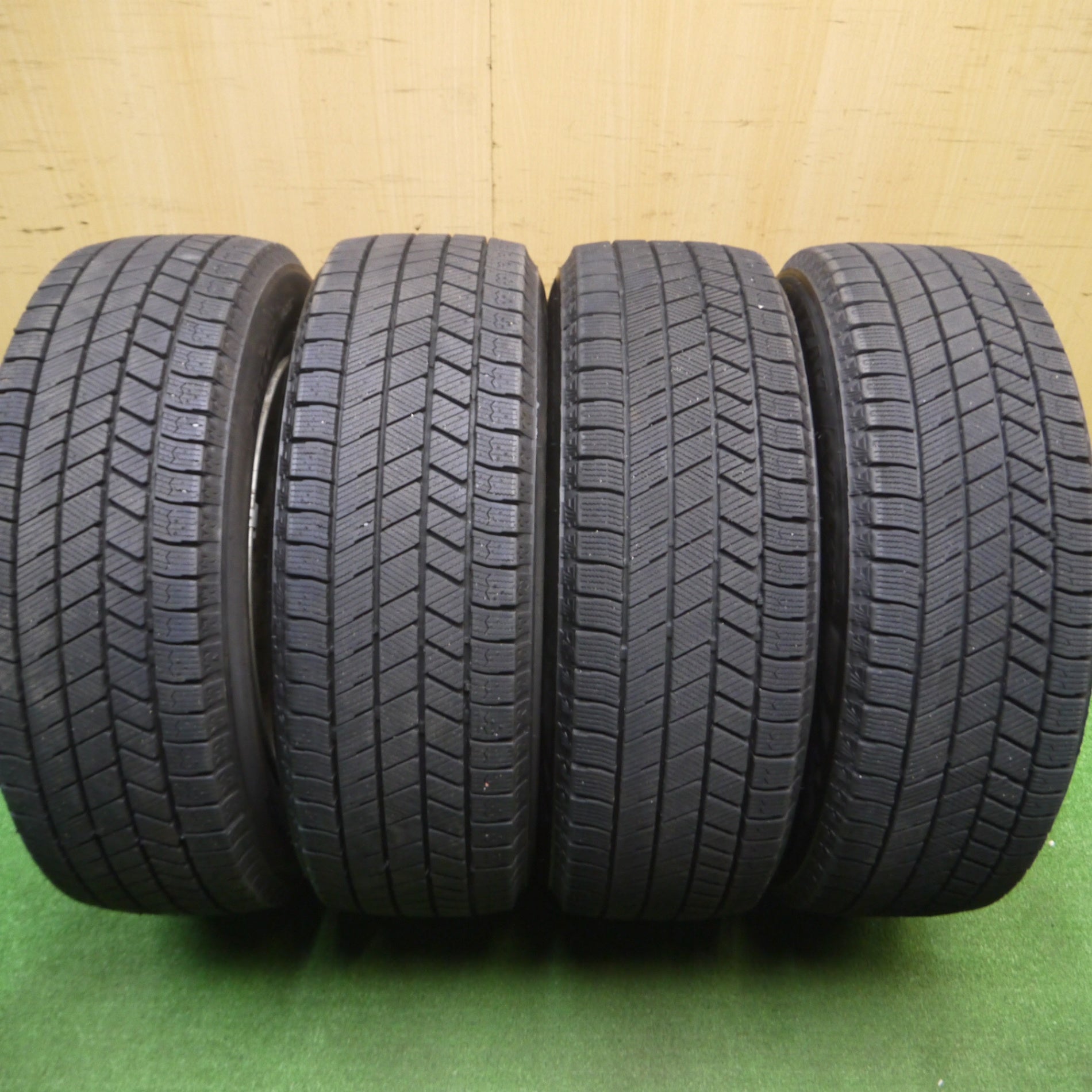 送料無料] バリ溝！23年！9.5分以上☆スタッドレス 195/65R15