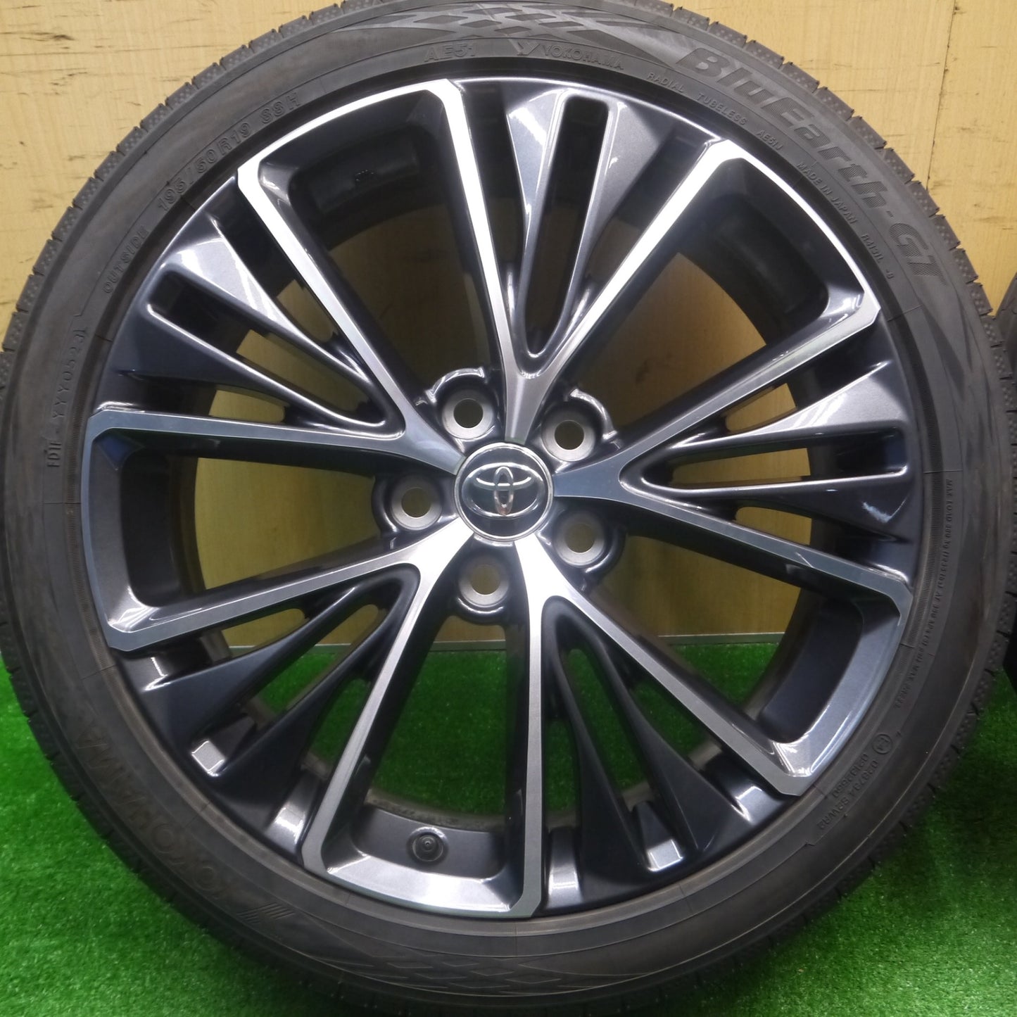 [送料無料] バリ溝！23年！キレイ！9.5分★トヨタ 60系 プリウス Zグレード 純正 195/50R19 ヨコハマ BluEarth-GT 19インチ PCD114.3/5H★4092507Hノ