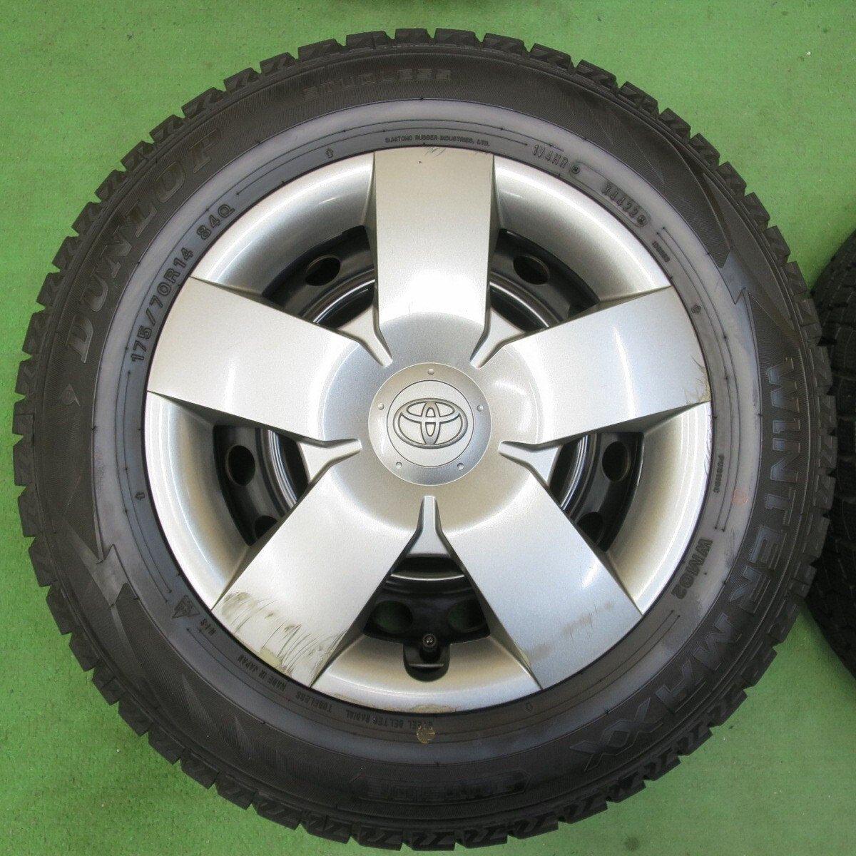 バリ溝！22年！ほぼ10分★トヨタ シエンタ 純正 スチール 175/70R14 スタッドレス ダンロップ ウインターマックス WM02 14インチ PCD100/4H★5020309イス