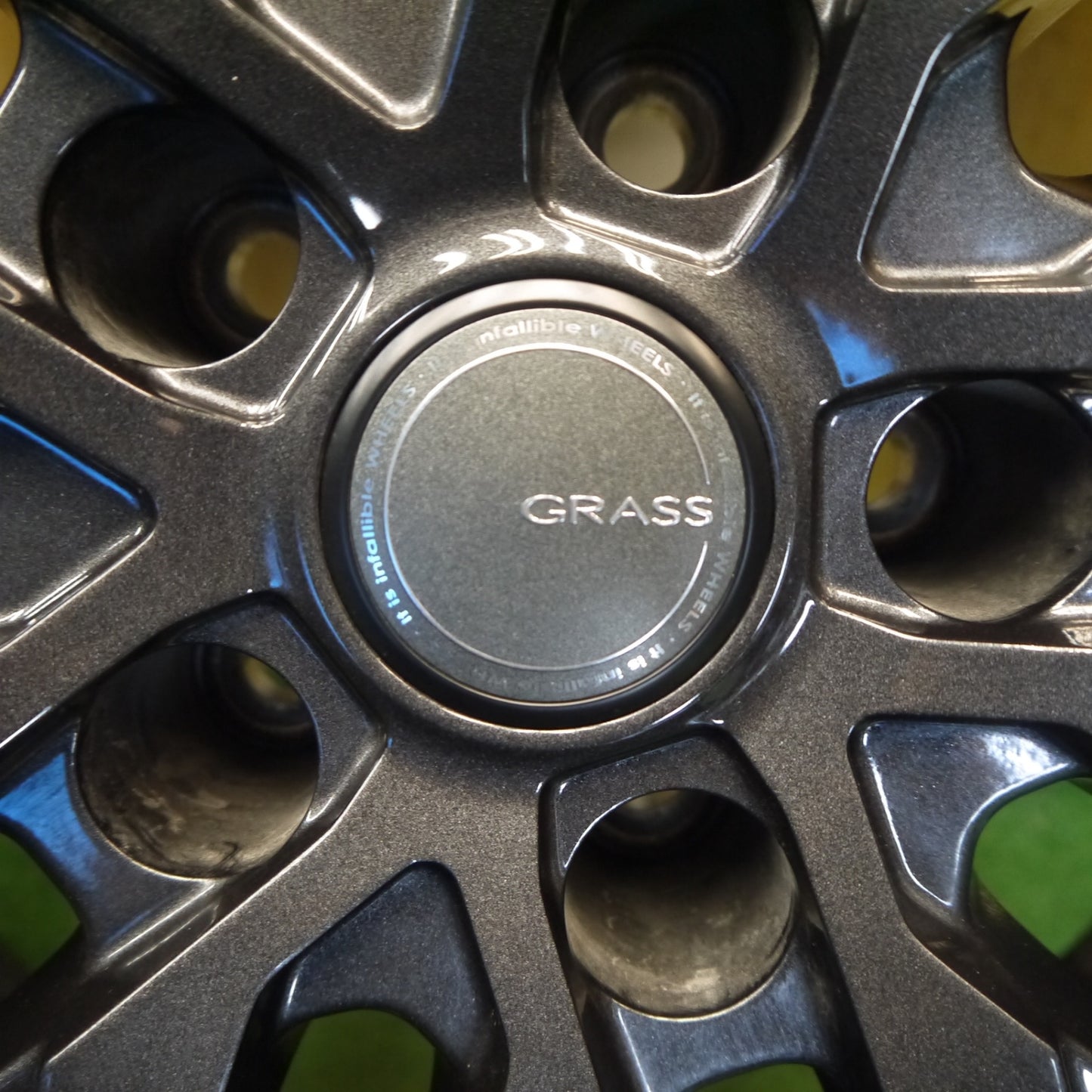 バリ溝！24年！キレイ！9.5分以上◎クラウンセダン 等 235/55R19 スタッドレス ヨコハマ アイスガード iG70 GRASS グラス 19インチ PCD120/5H◎6063004Hス