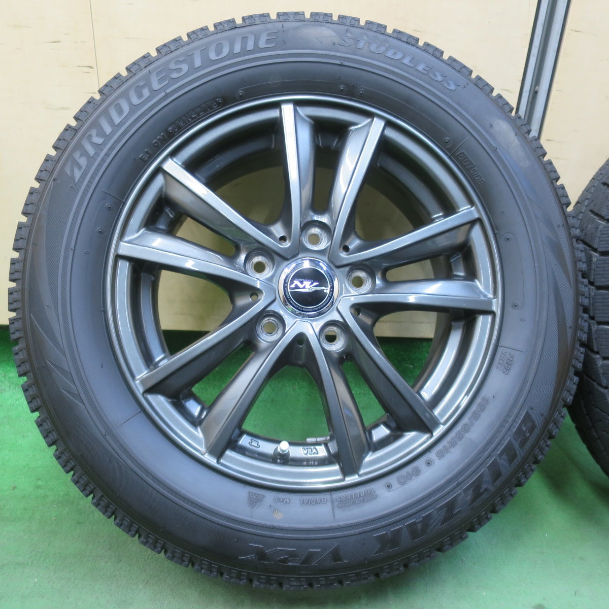 バリ溝！キレイ！ほぼ10分★スタッドレス 195/65R15 ブリヂストン ブリザック VRX NIRVANA NV ニルバーナ ニルヴァーナ 15インチ PCD114.3/5H★5122908イス