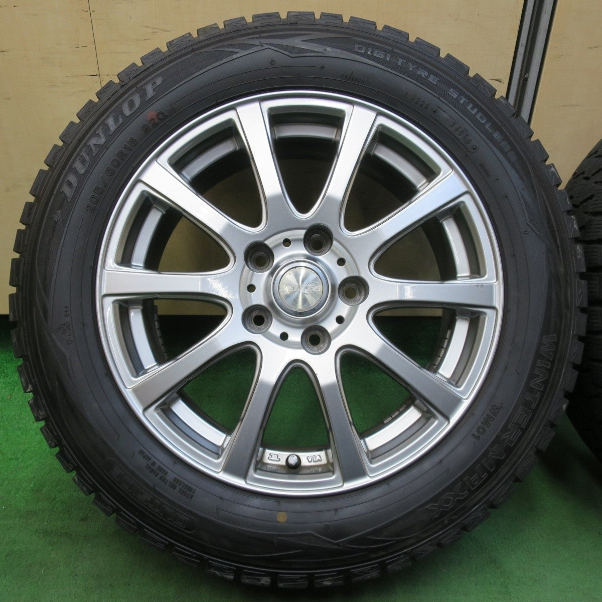 バリ溝！9.5分★スタッドレス 205/60R16 ダンロップ ウインターマックス WM01 LAYCEA レイシア 16インチ PCD114.3/5H★5022705イス