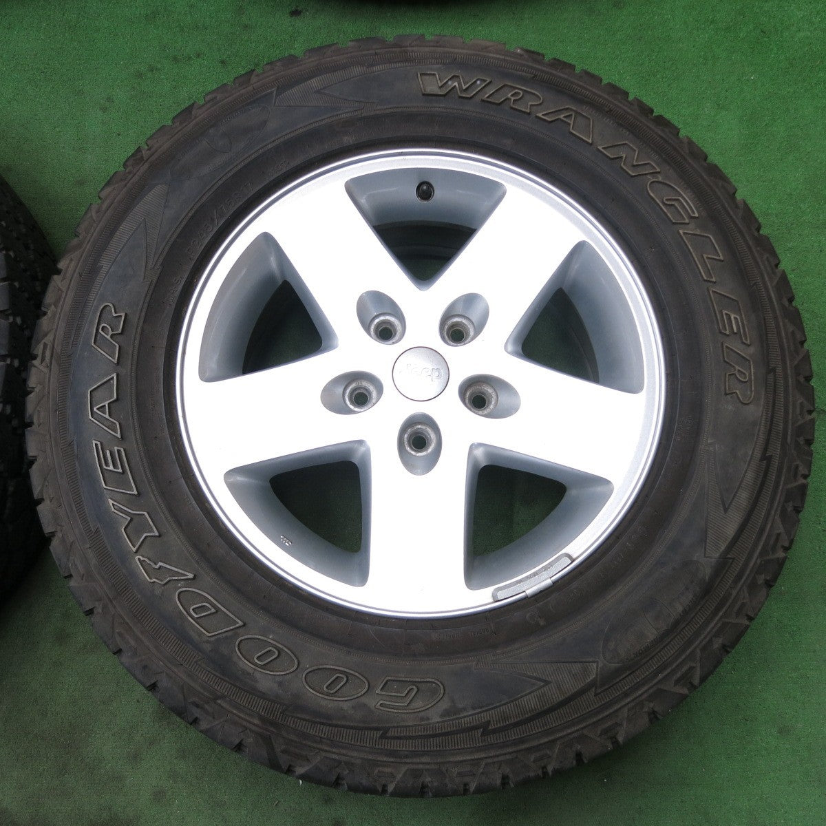 バリ溝！9.5分★ジープ JK ラングラー 純正 245/75R17 グッドイヤー WRANGLER 17インチ PCD127/5H★5082302ナノ