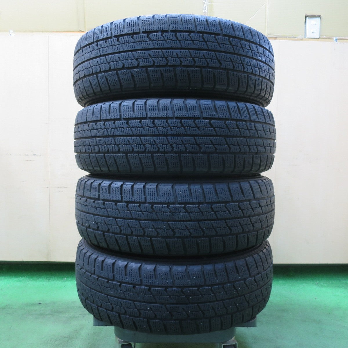 [送料無料] バリ溝！キレイ！8.5分★プリウス 等 195/65R15 スタッドレス グッドイヤー アイスナビ ZEA2 NIRVANA NV ニルヴァーナ ニルバーナ 15インチ PCD100/5H★5031707イス