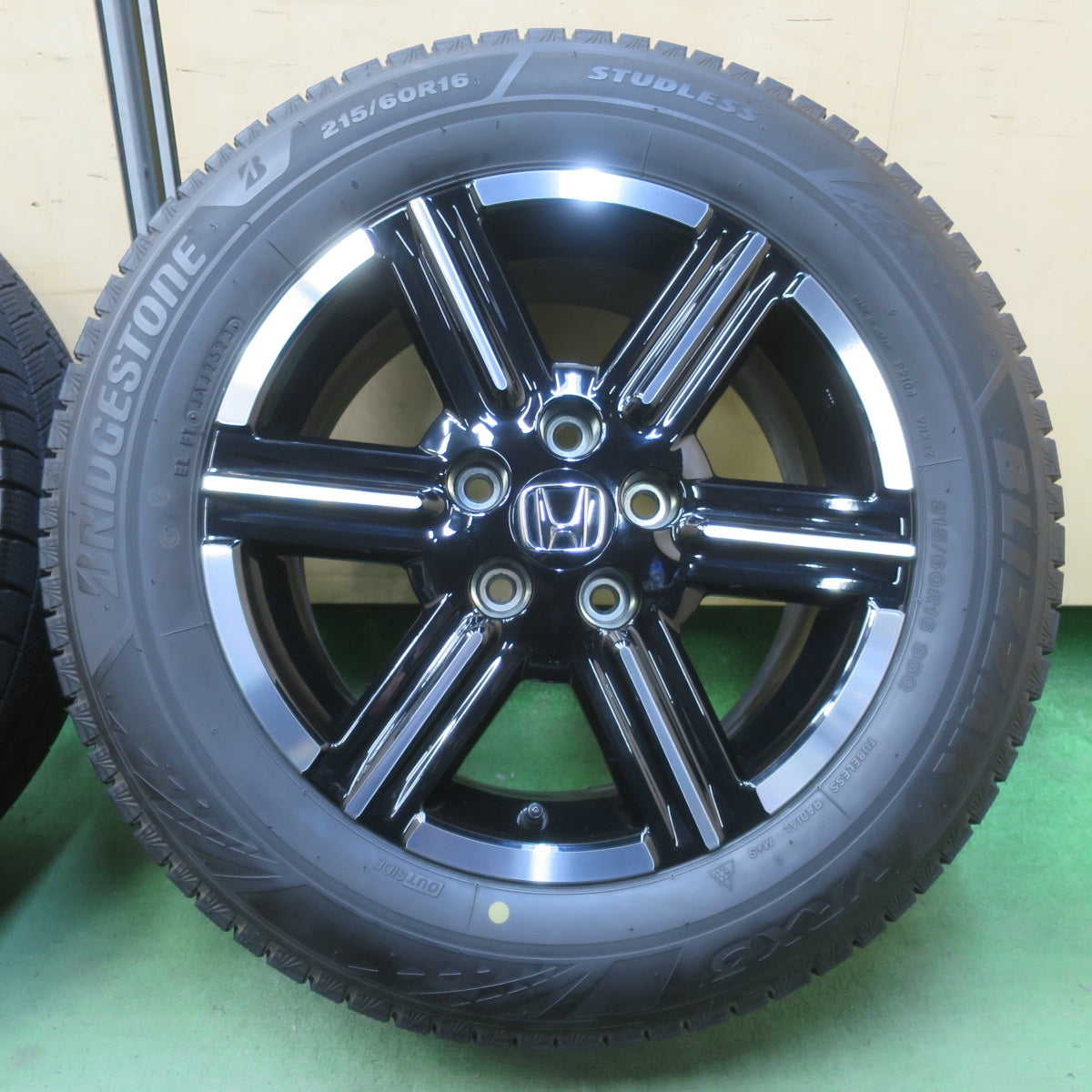 バリ溝！23年！キレイ！9.5分★ホンダ RV ヴェゼル 純正 215/60R16 スタッドレス ブリヂストン ブリザック VRX3 16インチ PCD114.3/5H★6032305イス