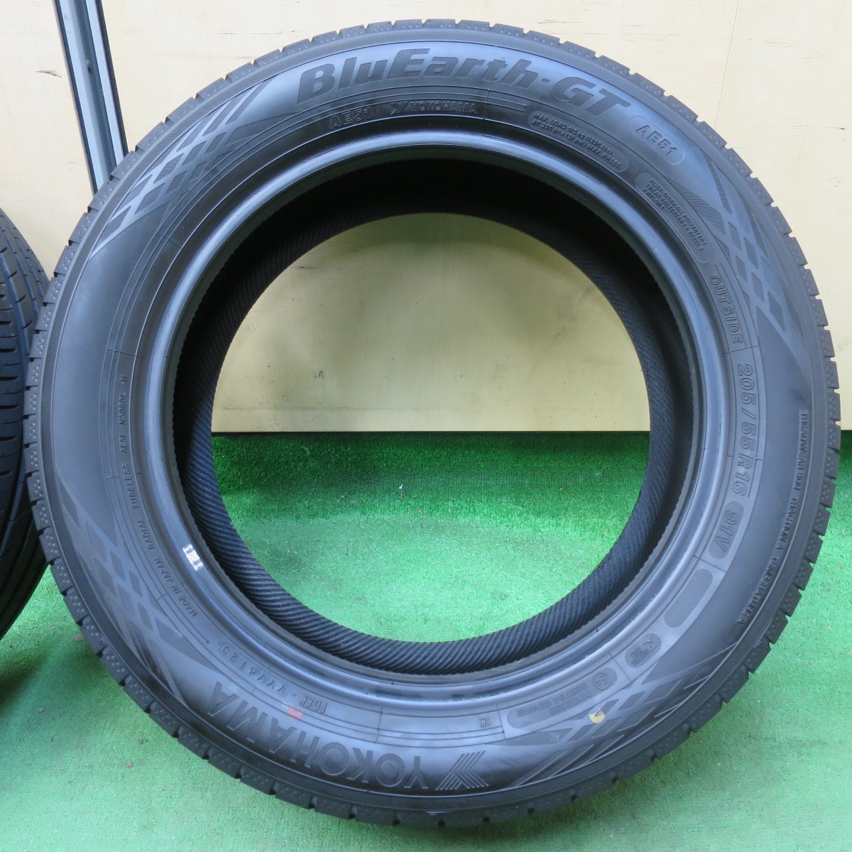 [送料無料] 新車外し！23年★205/55R16 ヨコハマ BluEarth-GT AE51 タイヤ 16インチ ブルーアースGT インプレッサ オーリス 等★4112904イノタ