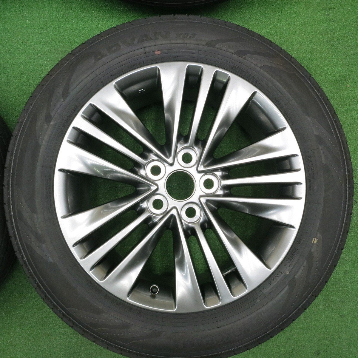 新車外し 24年★トヨタ 40系 アルファード ヴェルファイア 純正 225/60R18 ヨコハマ アドバン V03 PCD120/5H★4112701TNノ