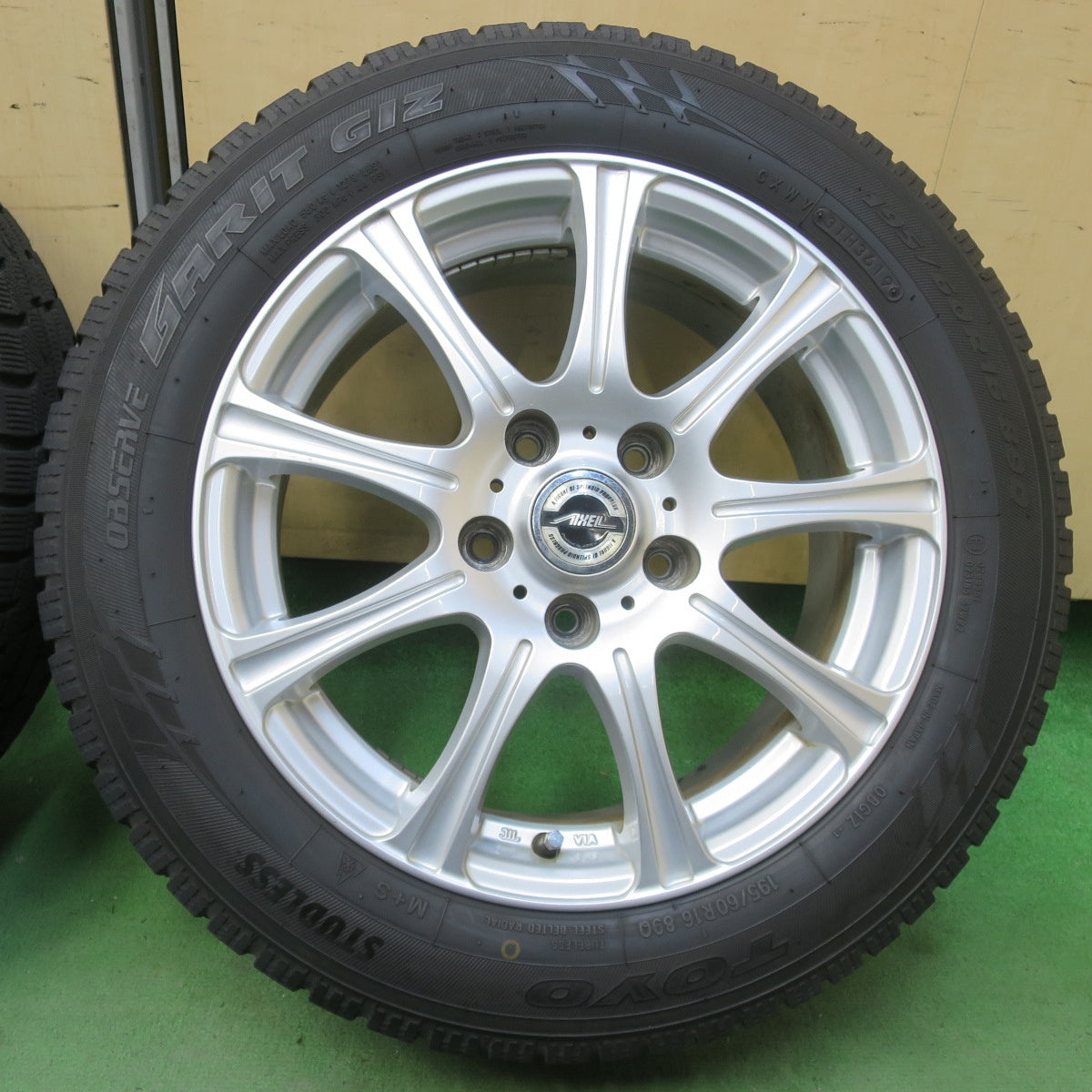 バリ溝！キレイ！8.5分★スタッドレス 195/60R16 トーヨー オブザーブ ガリット GIZ AXEL アクセル 16インチ PCD114.3/5H★6030505イス