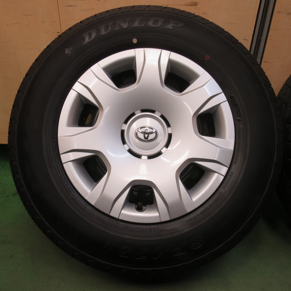 新車外し！25年◎トヨタ 200系 ハイエース 純正 スチール 195/80R15 107/105S ダンロップ SP175N 15インチ PCD139.7/6H◎6062606イノ