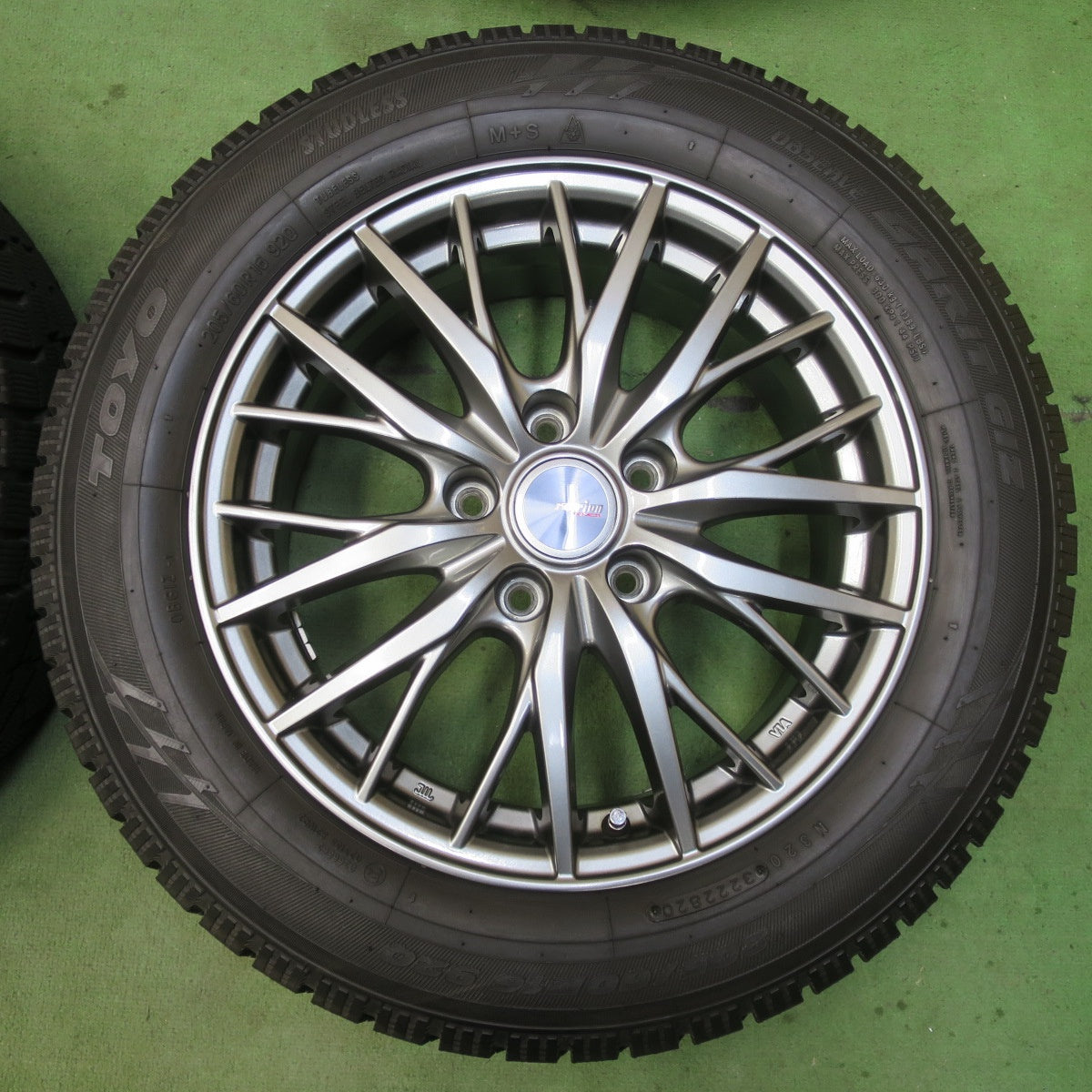 バリ溝！キレイ！9.5分以上★スタッドレス 205/60R16 トーヨー オブザーブ ガリット GIZ ravrion RM01 ラブリオン 16インチ PCD114.3/5H★6011613イス