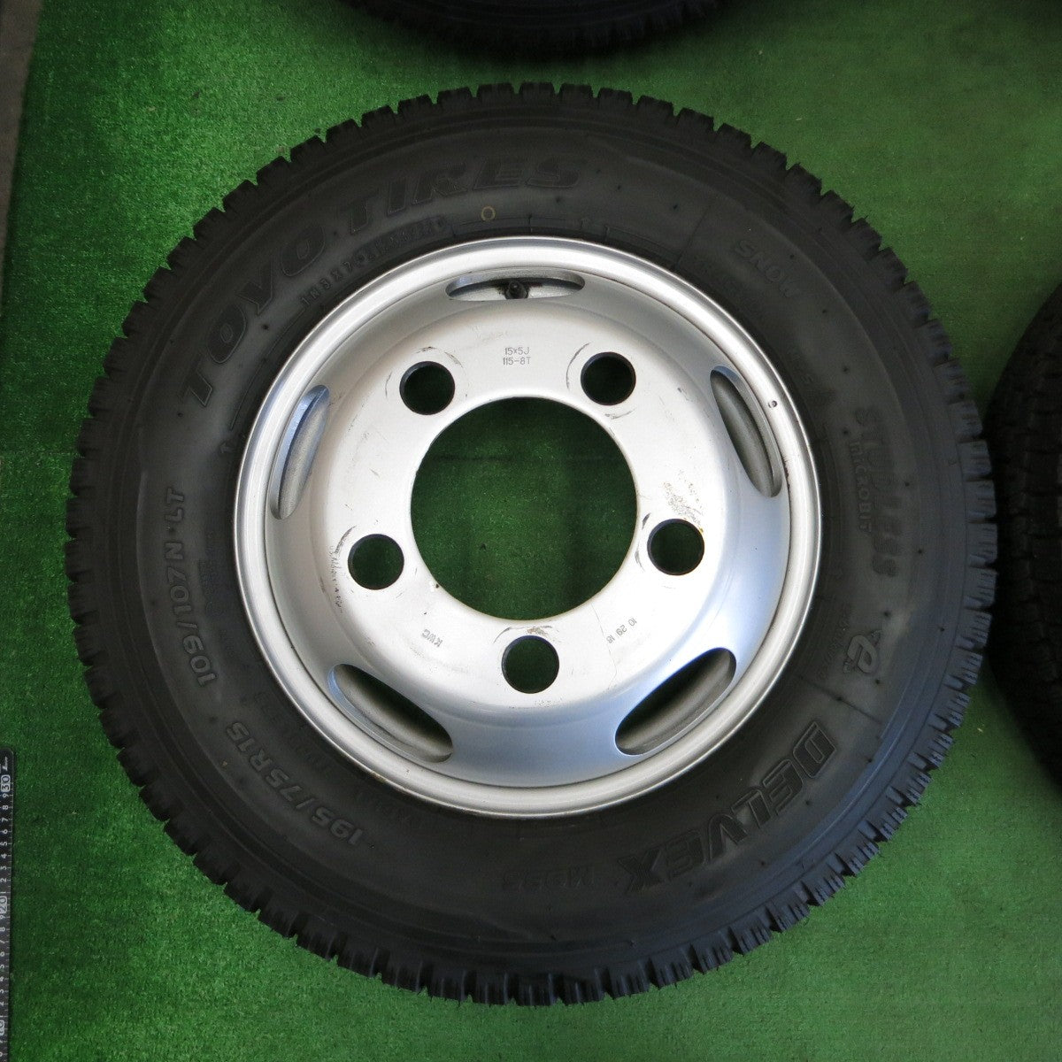 *送料無料* バリ溝！22年！9.5分以上★トラック タイヤ 195/75R15 109/107N スタッドレス トーヨー デルベックス M935 KWC スチール 115-8T PCD208/5H★4061501ナス