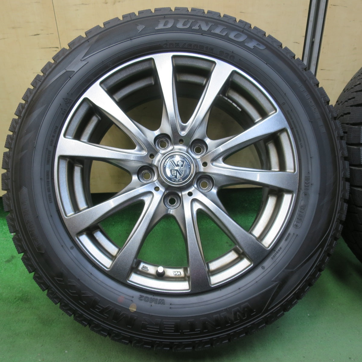 バリ溝！24年！9.5分★スタッドレス 205/60R16 ダンロップ ウインターマックス WM02 T.R.G. TRG 16インチ PCD114.3/5H★5110705イス