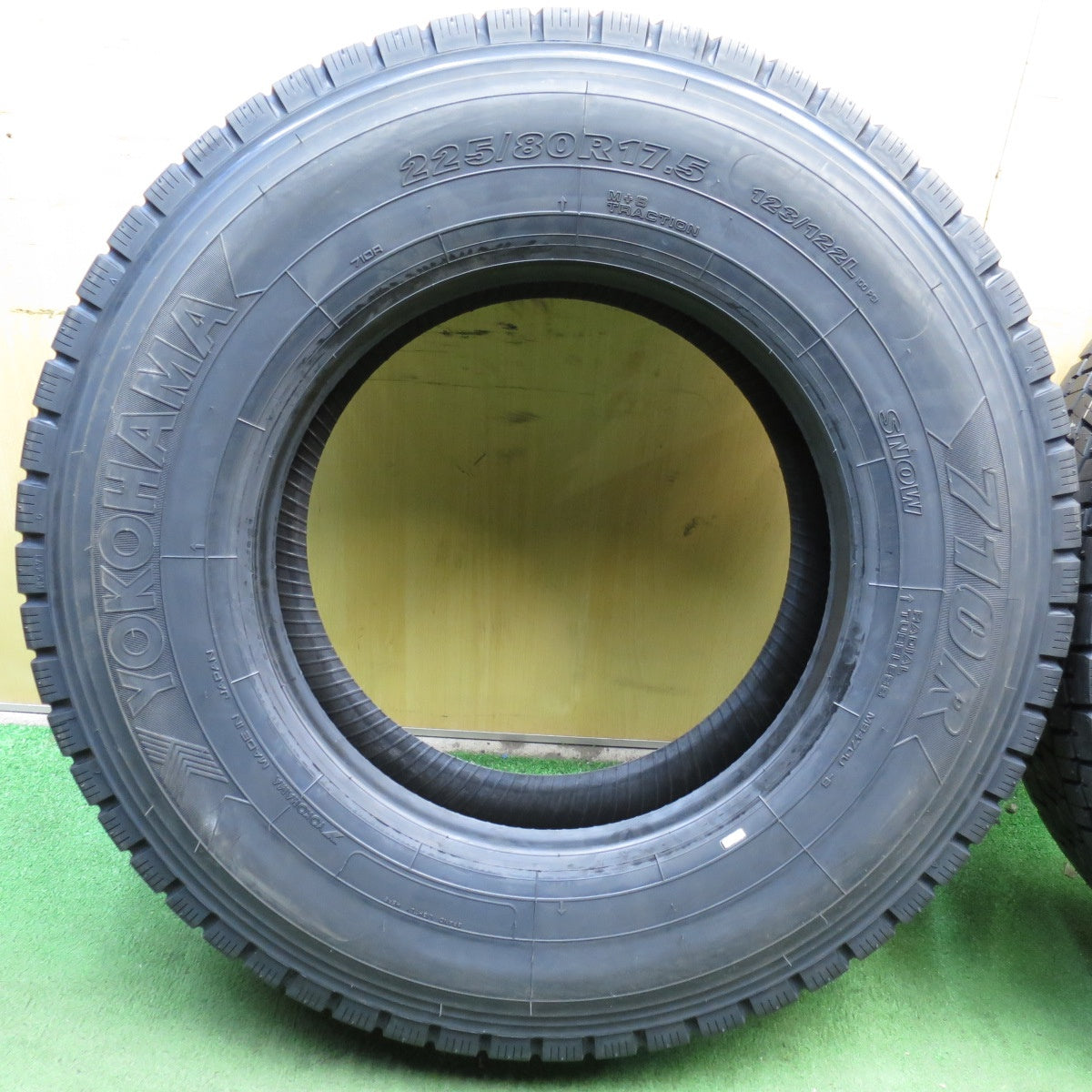 *送料無料* 未使用！24年★トラック タイヤ 225/80R17.5 123/122L ヨコハマ 710R ミックス 17.5インチ★4033012KKスタ