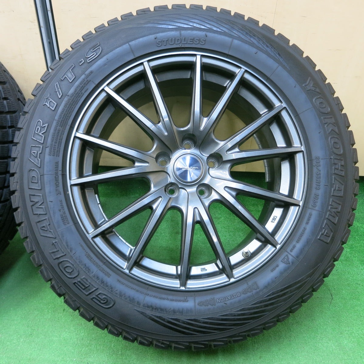 *送料無料* センサー付！バリ溝！綺麗！9分★レクサス等 235/65R18 スタッドレス ヨコハマ ジオランダー i/T-S VELVA SPORT PCD114.3/5H★4042919イス
