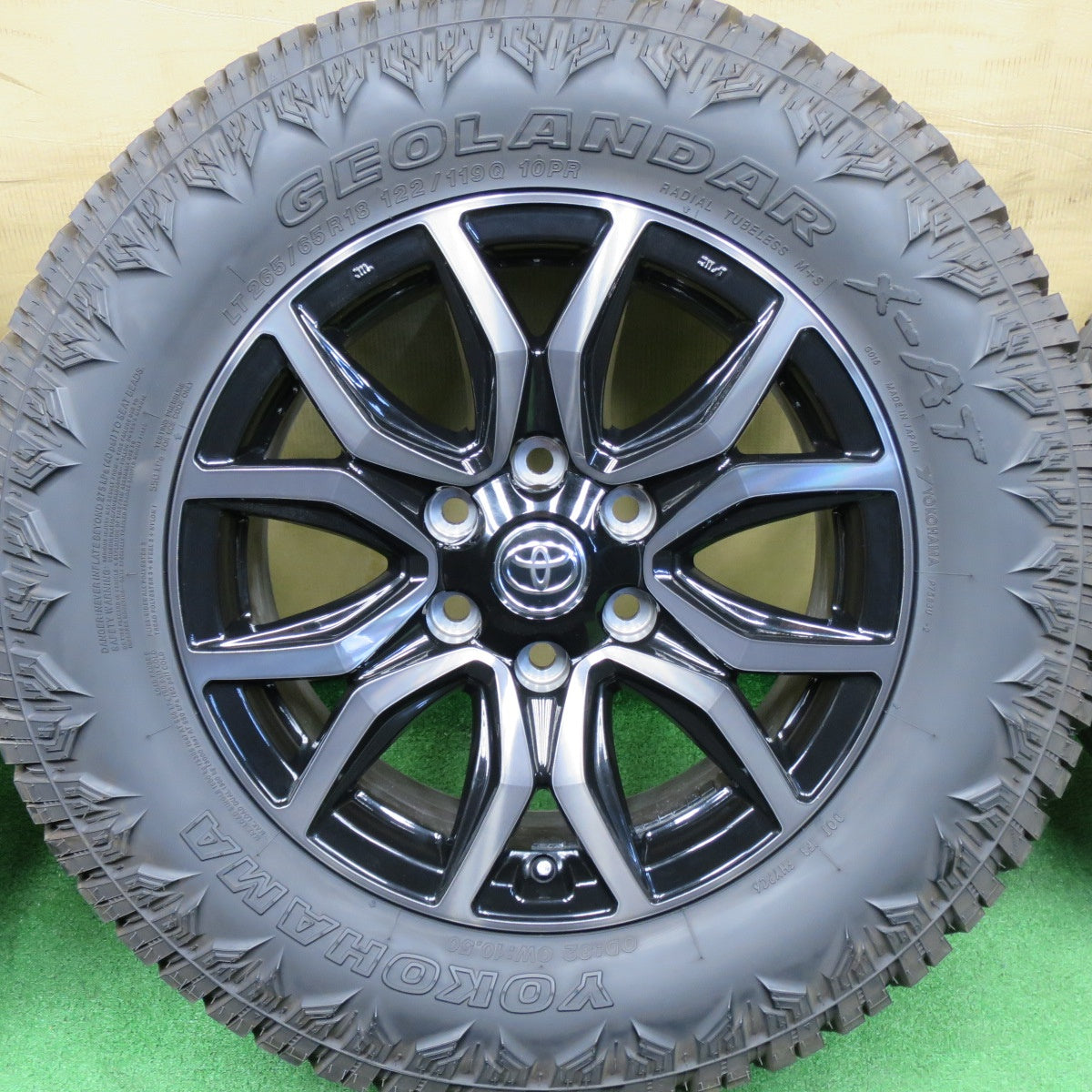 バリ溝！25年！キレイ！9.5分★トヨタ GUN125 ハイラックス GRスポーツ 純正 265/65R18 122/119Q ヨコハマ ジオランダー X-AT 18インチ PCD139.7/6H★6022801NKノ