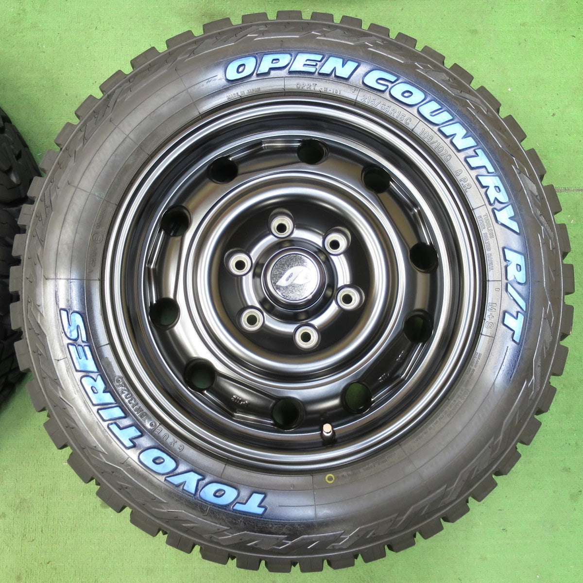 [送料無料] 未使用！24年★215/65R16C 109/107Q 8PR トーヨー オープンカントリー R/T 社外 アルミ 16インチ PCD139.7/6H★5040606IMノ