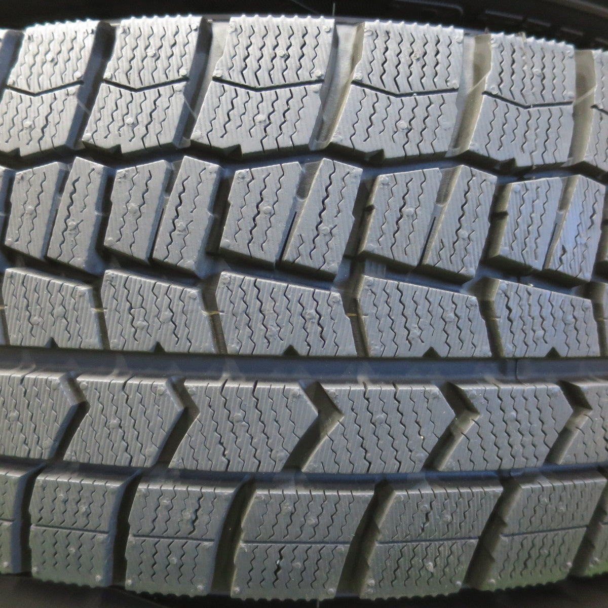 バリ溝！24年！キレイ！ほぼ10分★スタッドレス 215/60R17 ダンロップ ウインターマックス WM02 VELVA CHARGE ヴェルヴァ 17インチ PCD114.3/5H★5122211イス