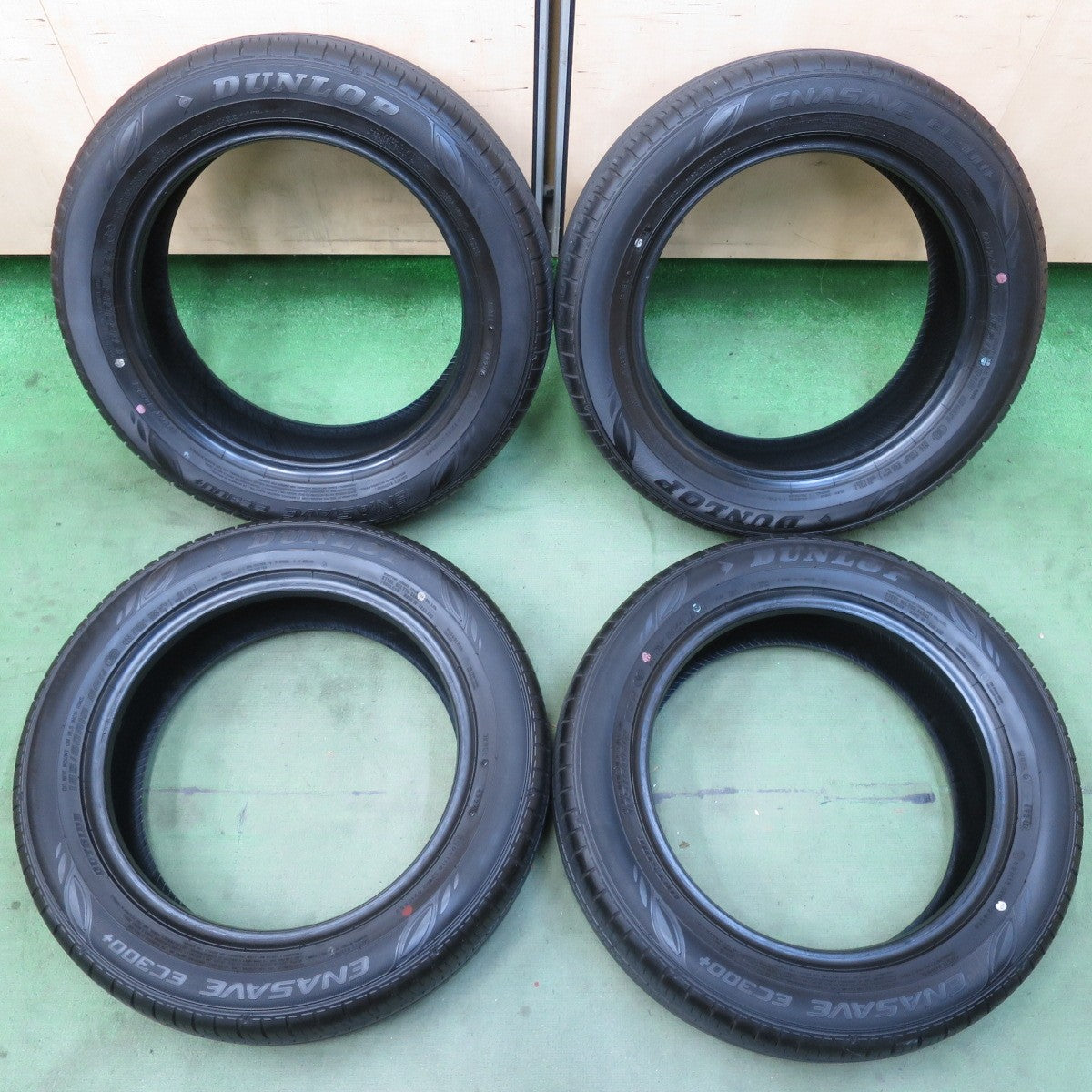 バリ溝！24年！9.5分以上★185/60R16 ダンロップ エナセーブ EC300+ タイヤ 16インチ アクア ヤリス フィット ノート MAZDA2 デミオ 等★6050409イノタ