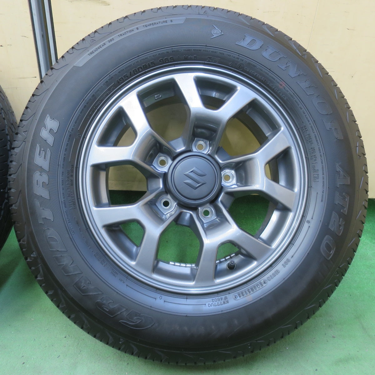 ほぼ新車外し！23年◎スズキ JB74W ジムニー シエラ 純正 195/80R15 ダンロップ AT20 グラントレック 15インチ PCD139.7/5H◎6070101イノ