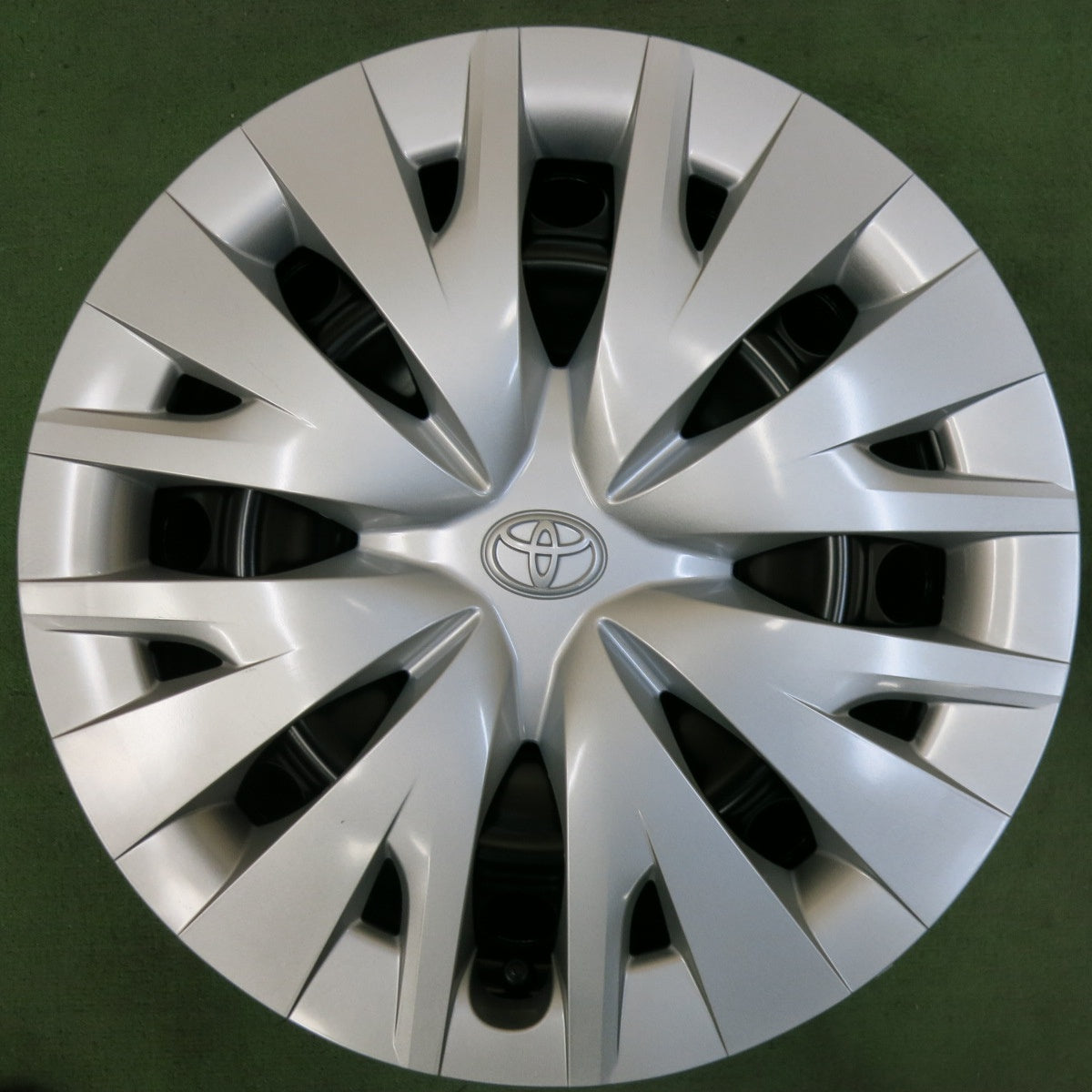 新車外し★トヨタ ヤリス 純正 スチール ホイール 15インチ 15×6J PCD100/4H★5043007SYホ