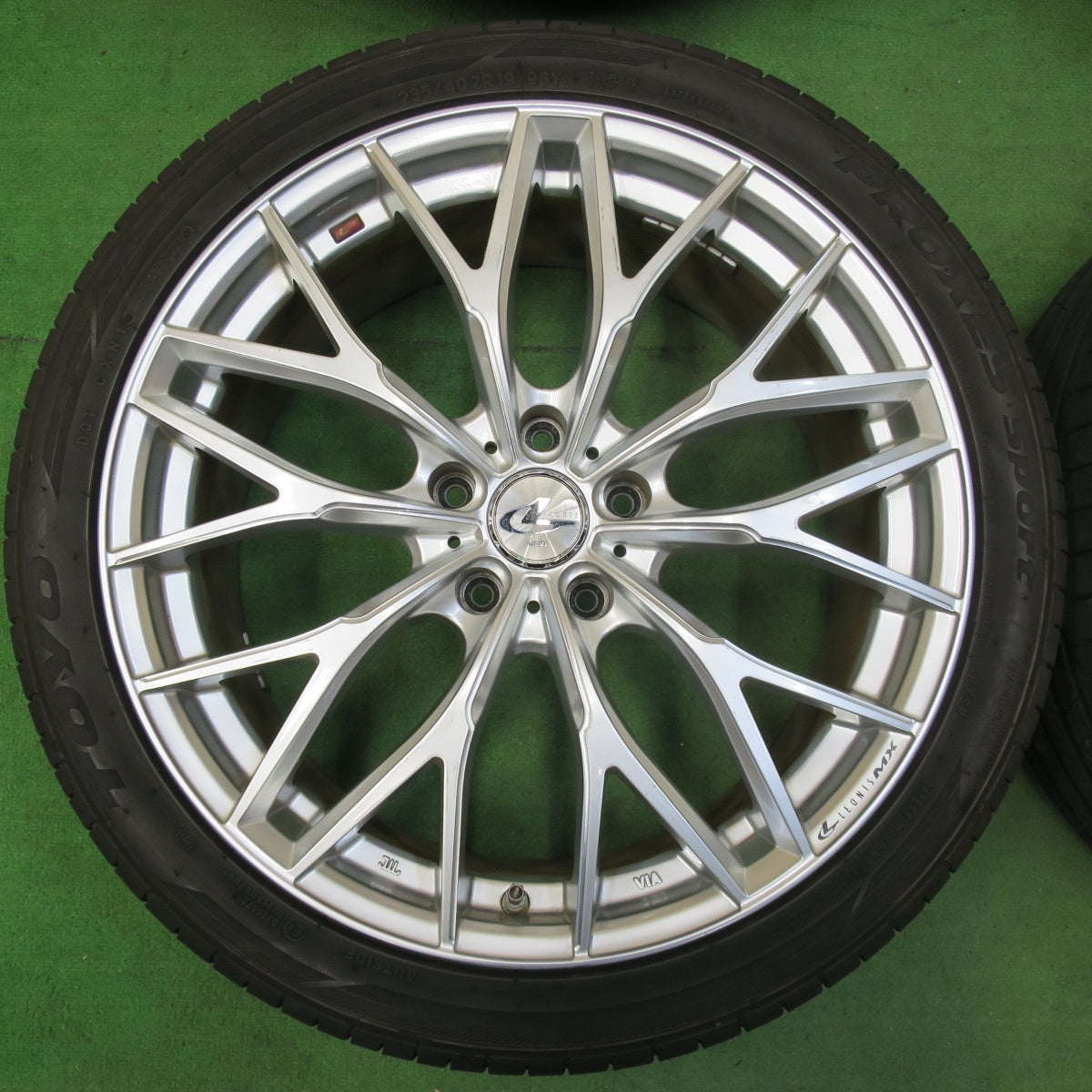 [送料無料] バリ溝！23年！9.5分★LEONIS MX 235/40R19 トーヨー プロクセス スポーツ 19インチ レオニス PCD114.3/5H★4120307イノ