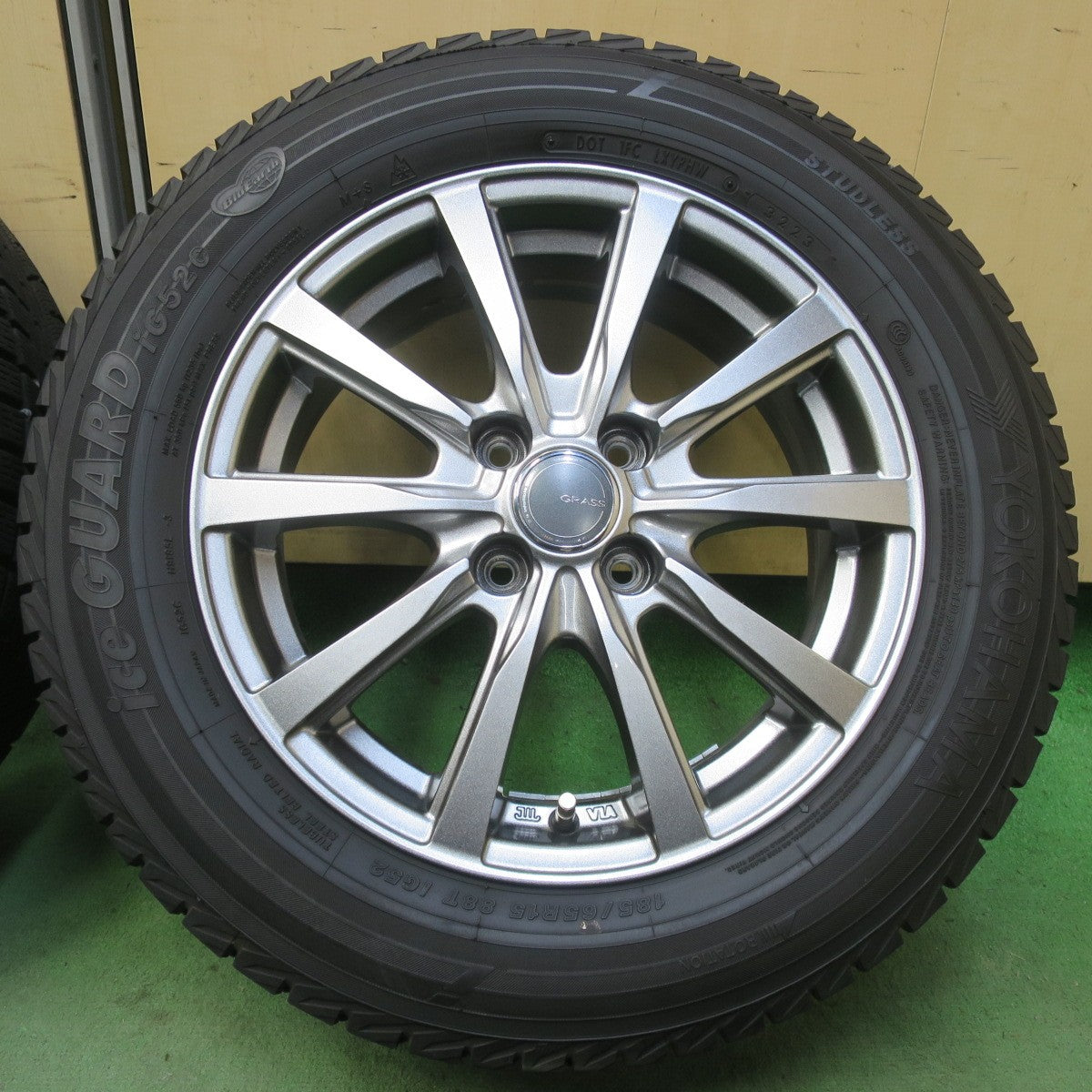 バリ溝！23年！キレイ！9分◎スタッドレス 185/65R15 ヨコハマ アイスガード iG52C GRASS グラス 15インチ PCD100/4H◎6100802イス