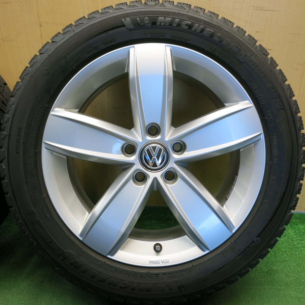 バリ溝！22年！キレイ！9分◎ワーゲン コルヴァーラ 純正 215/55R17 スタッドレス ミシュラン X-ICE SNOW 17インチ PCD112/5H◎6072301HAス