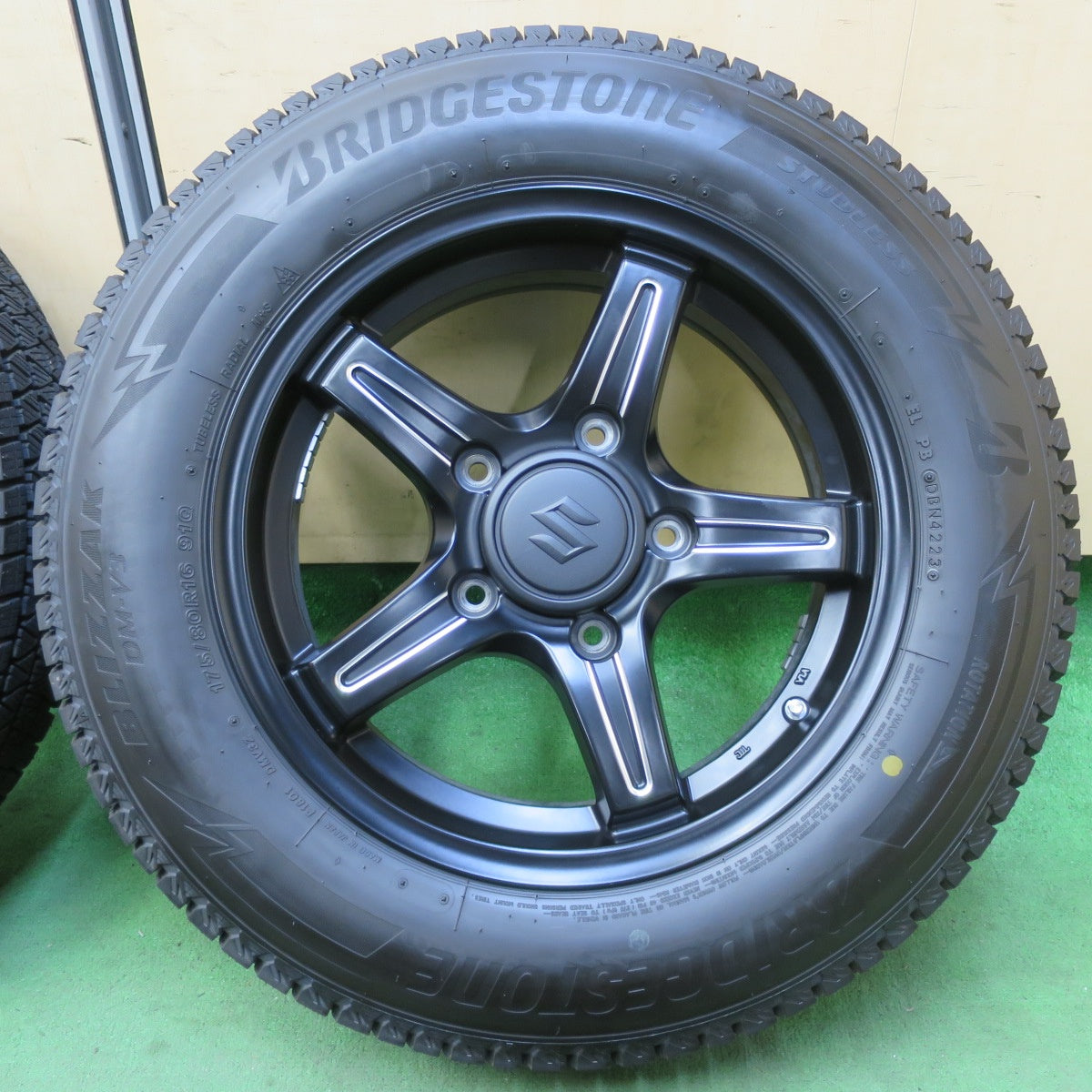 バリ溝！23年！キレイ！ほぼ10分★スズキ JB23 ジムニー 純正 175/80R16 スタッドレス ブリヂストン ブリザック DM-V3 16インチ PCD139.7/5H★5070608イス