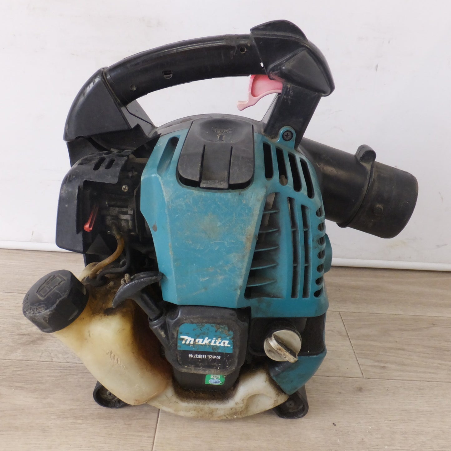 [送料無料] 岐阜発★マキタ makita エンジンブロワ集じん機 EUB4250　24.5mL 10.1m3/min　吹飛ばし 吸い込み ストローク★