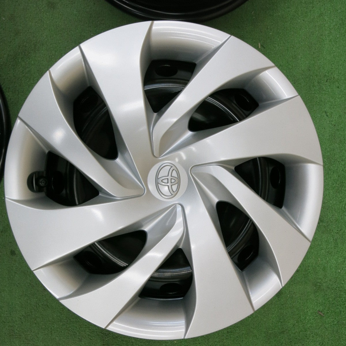 新車外し★トヨタ ヤリス 純正 スチール ホイール 14インチ 14×5.5J キャップ カバー 付き PCD100/4H★5042804TTホ