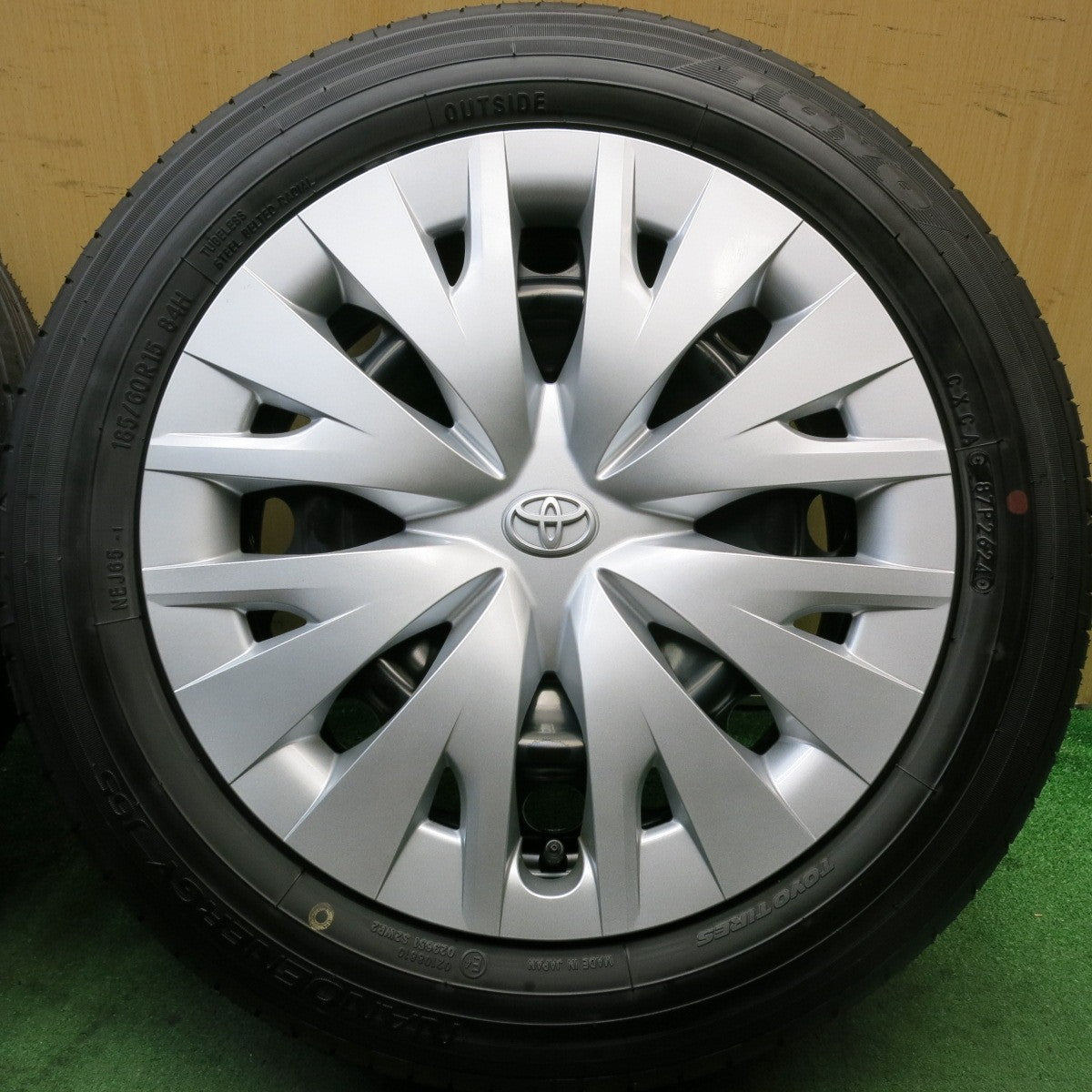 新車外し！24年★トヨタ ヤリス 純正 スチール 185/60R15 トーヨー ナノエナジー J65 15インチ PCD100/4H★5080905HAノ
