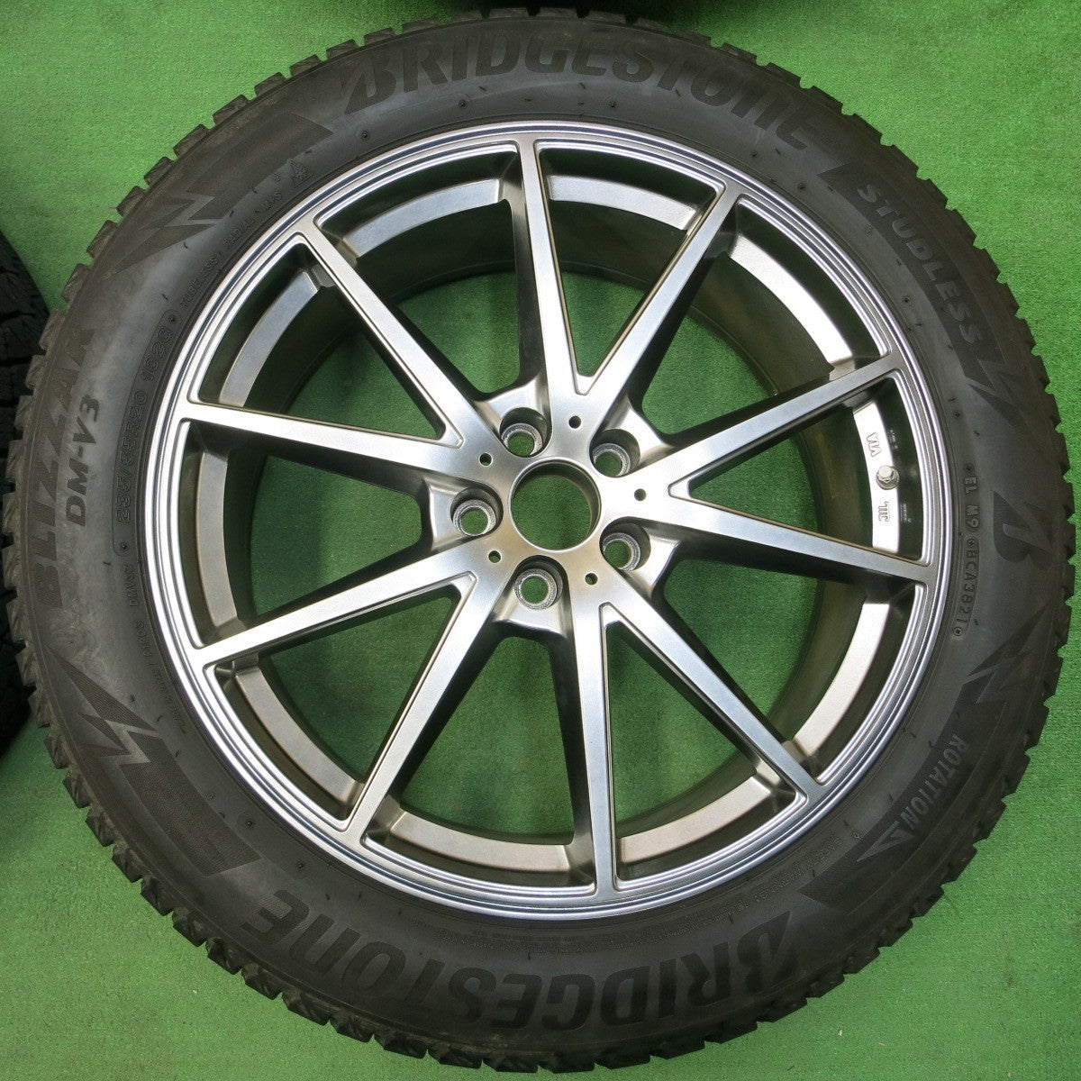 *送料無料* センサー付！バリ溝！22年！綺麗！9.5分★レクサス等 235/55R20 スタッドレス ブリヂストン ブリザック DM-V3 阿部商会 LF SPORT LF2 PCD114.3/5H★4041308イス