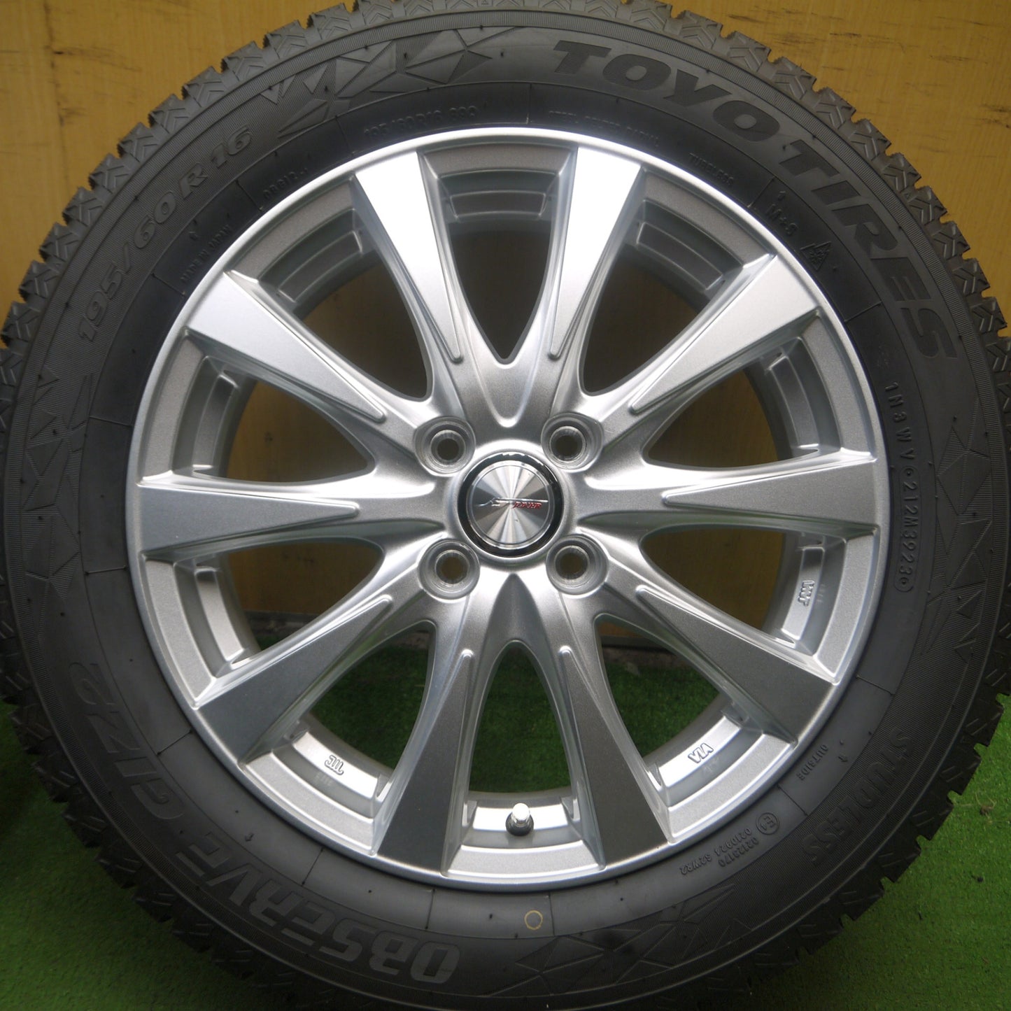 *送料無料* 超バリ溝！23年！キレイ！ほぼ10分★スタッドレス 195/60R16 トーヨー オブザーブ GIZ2 JOKER ジョーカー 16インチ PCD100/4H★4052804Hス