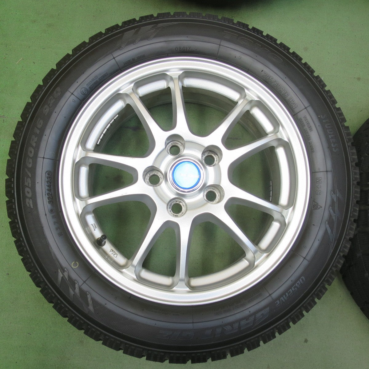 バリ溝！23年！キレイ！9.5分以上★スタッドレス 205/60R16 トーヨー オブザーブ GIZ ECO FORME エコフォルム 16インチ PCD114.3/5H★6051808イス