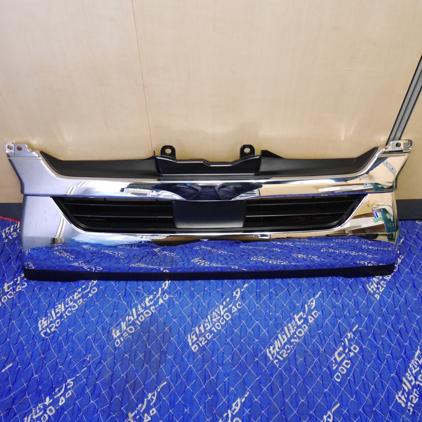 [送料無料] 新車外し☆トヨタ 200系 ハイエース 標準ボディ 6型 後期 純正 ラジエーター グリル メッキタイプ 53100-26670 53112-26150 TOYOTA☆