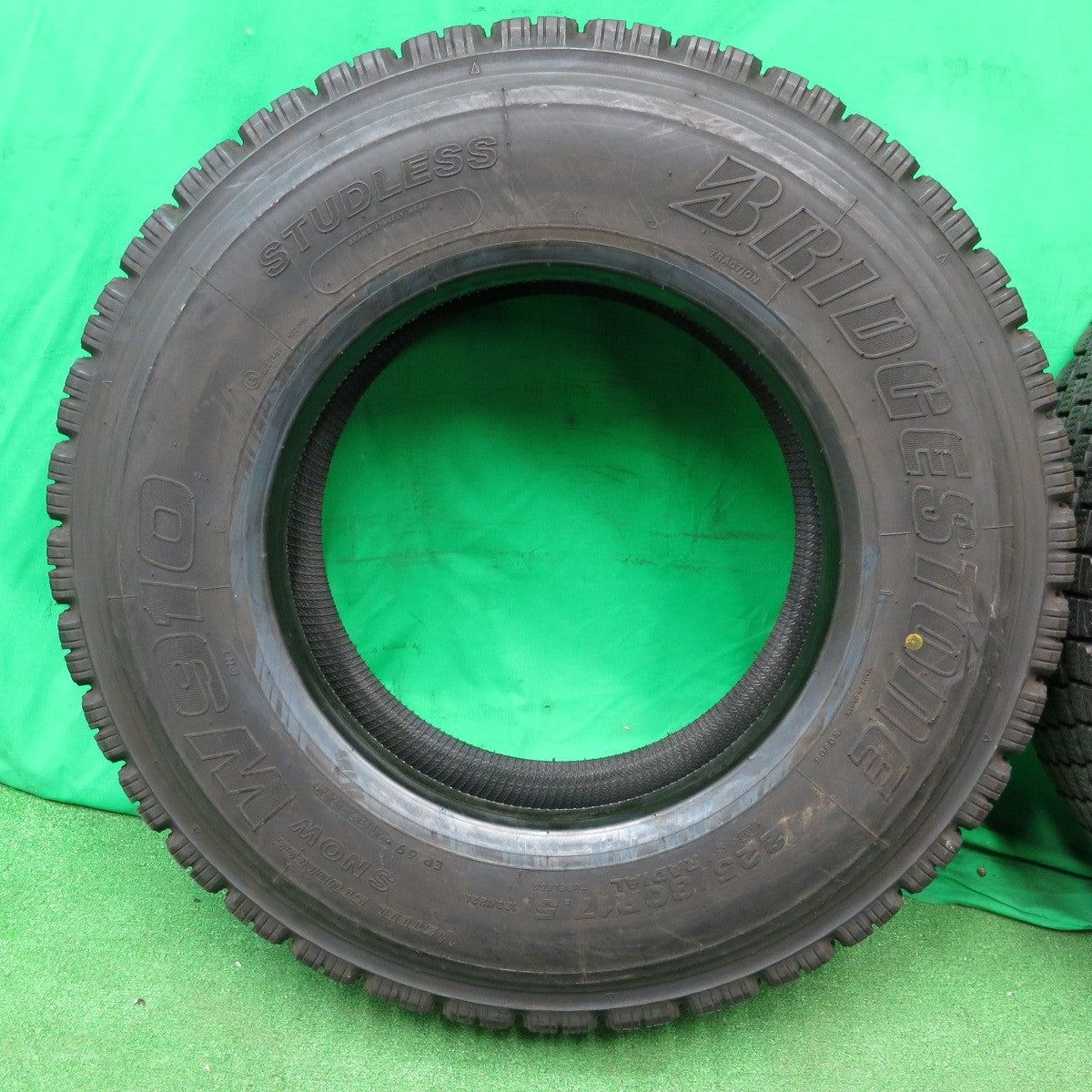 *送料無料* バリ溝！22年！9.5分★トラック タイヤ 225/80R17.5 123/122L スタッドレス ブリヂストン W910 17.5インチ★4050702ナスタ