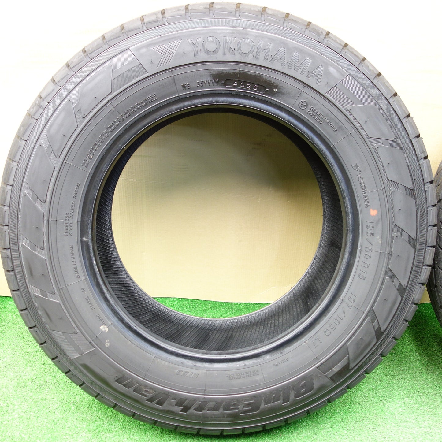 新車外し！25年★195/80R15 107/105Q ヨコハマ BluEarth-Van RY55 ブルーアース バン タイヤ 15インチ ハイエース キャラバン 等★5120703KTノタ