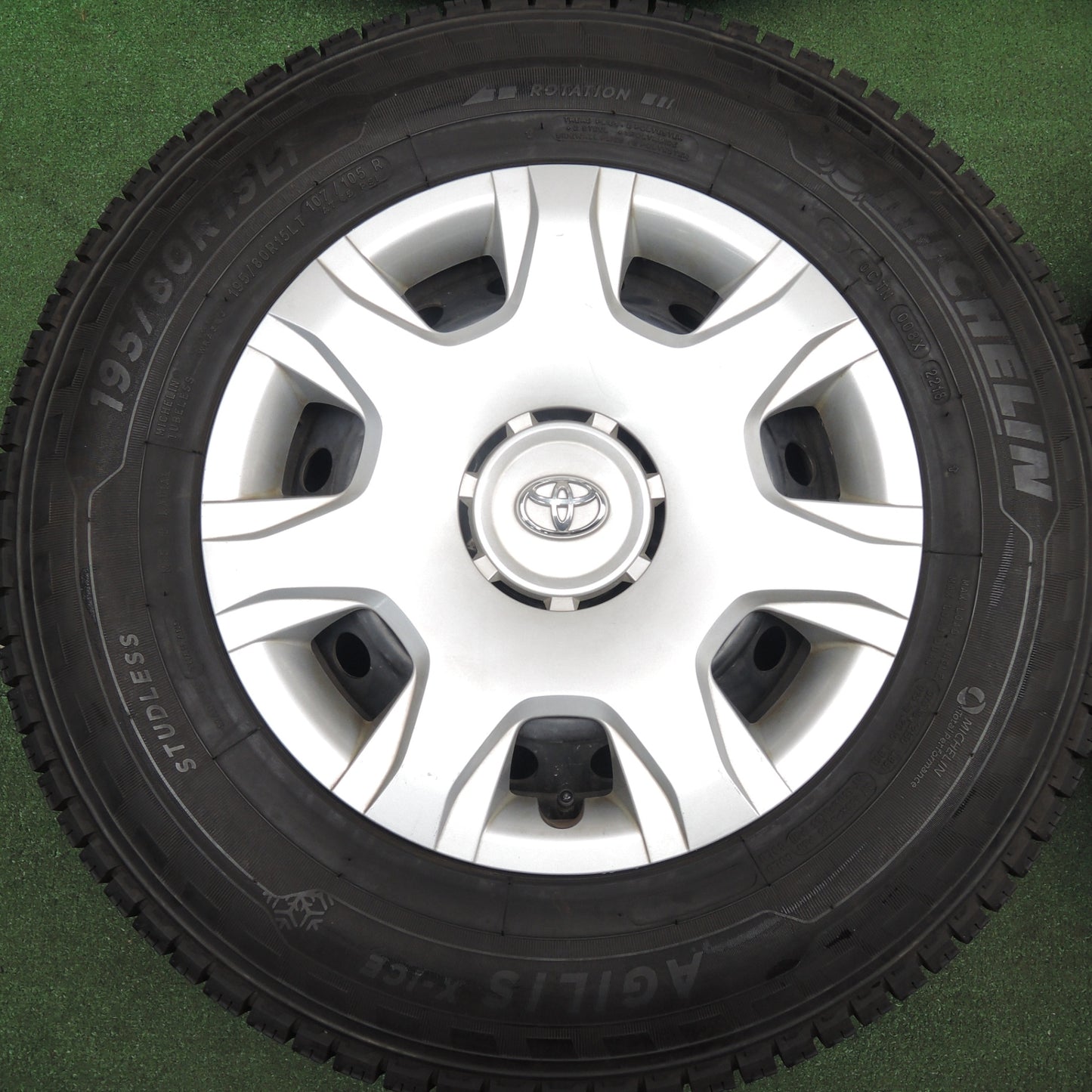 *送料無料* バリ溝！9.5分★トヨタ 200系 ハイエース 純正 スチール スタッドレス 195/80R15 107/105R ミシュラン AGILIS X-ICE 15インチ PCD139.7/6H★4022507HAス