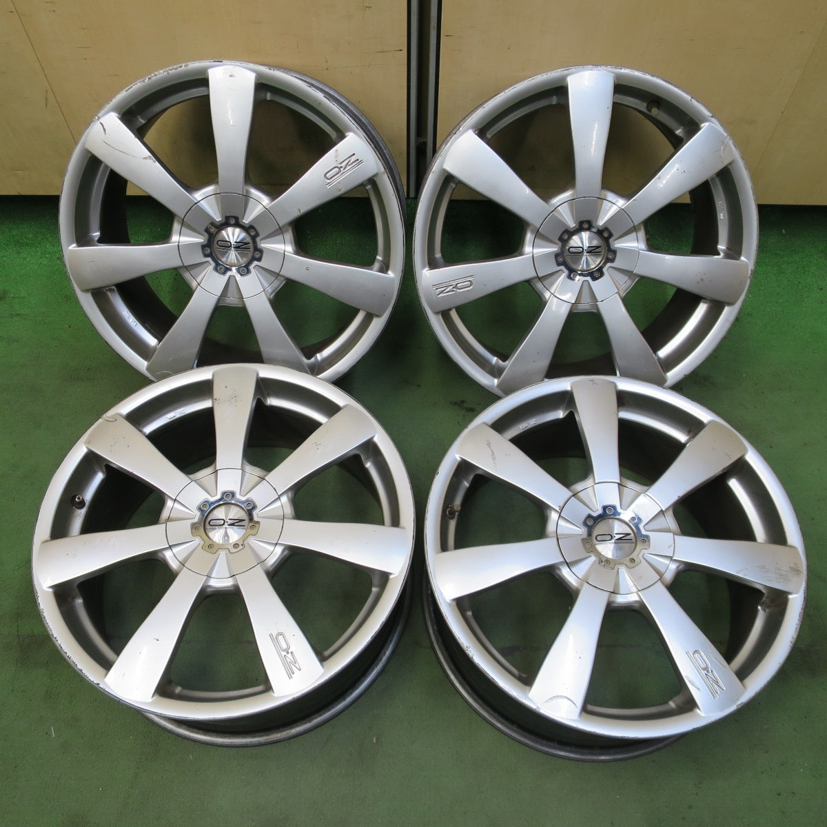 4本価格★O・Z Racing Titan 18インチ ホイール 18×8J OZ レーシング PCD100 108/5H マルチ★6072802NGホ