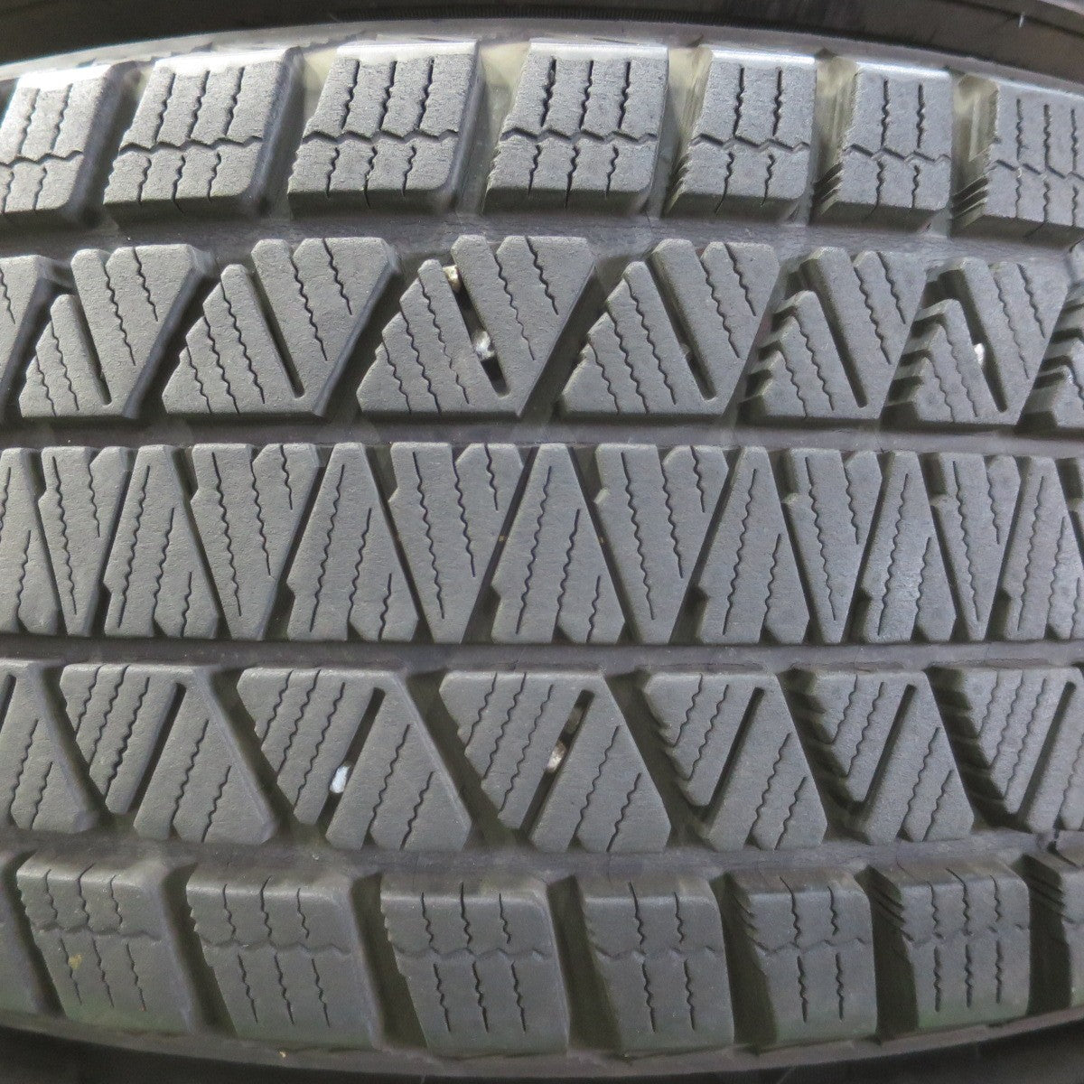 バリ溝！キレイ！9分★トヨタ 60系 ハリアー 純正 225/65R17 スタッドレス ブリヂストン ブリザック DM-V3 17インチ PCD114.3/5H★6012904イス