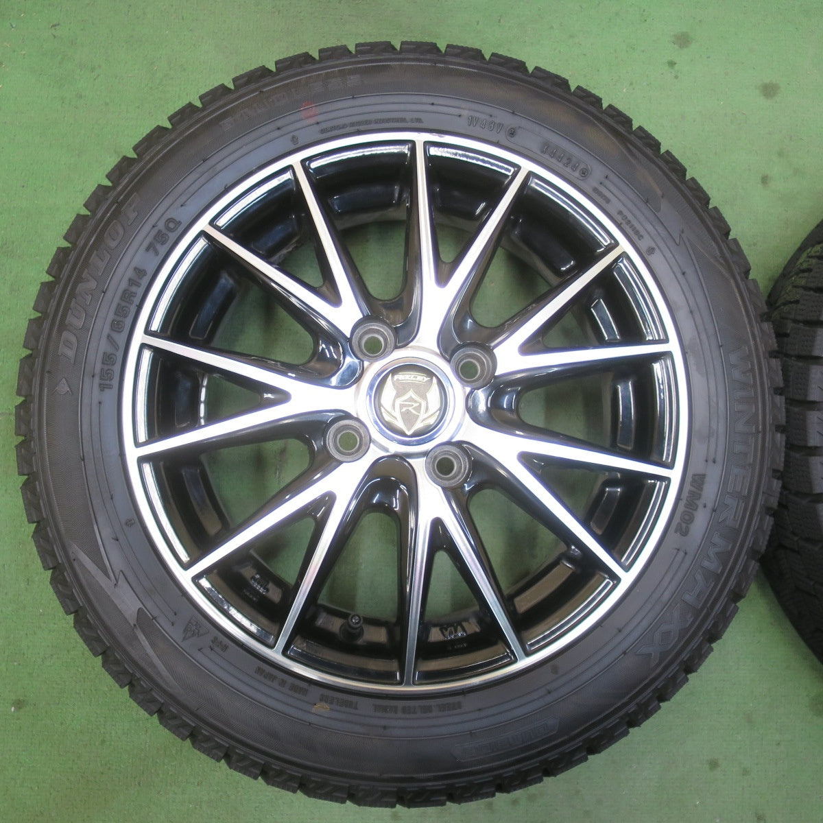 バリ溝！24年！キレイ！ほぼ10分★スタッドレス 155/65R14 ダンロップ ウインターマックス WM02 RiZLEY ライツレー 14インチ PCD100/4H★6012703イス