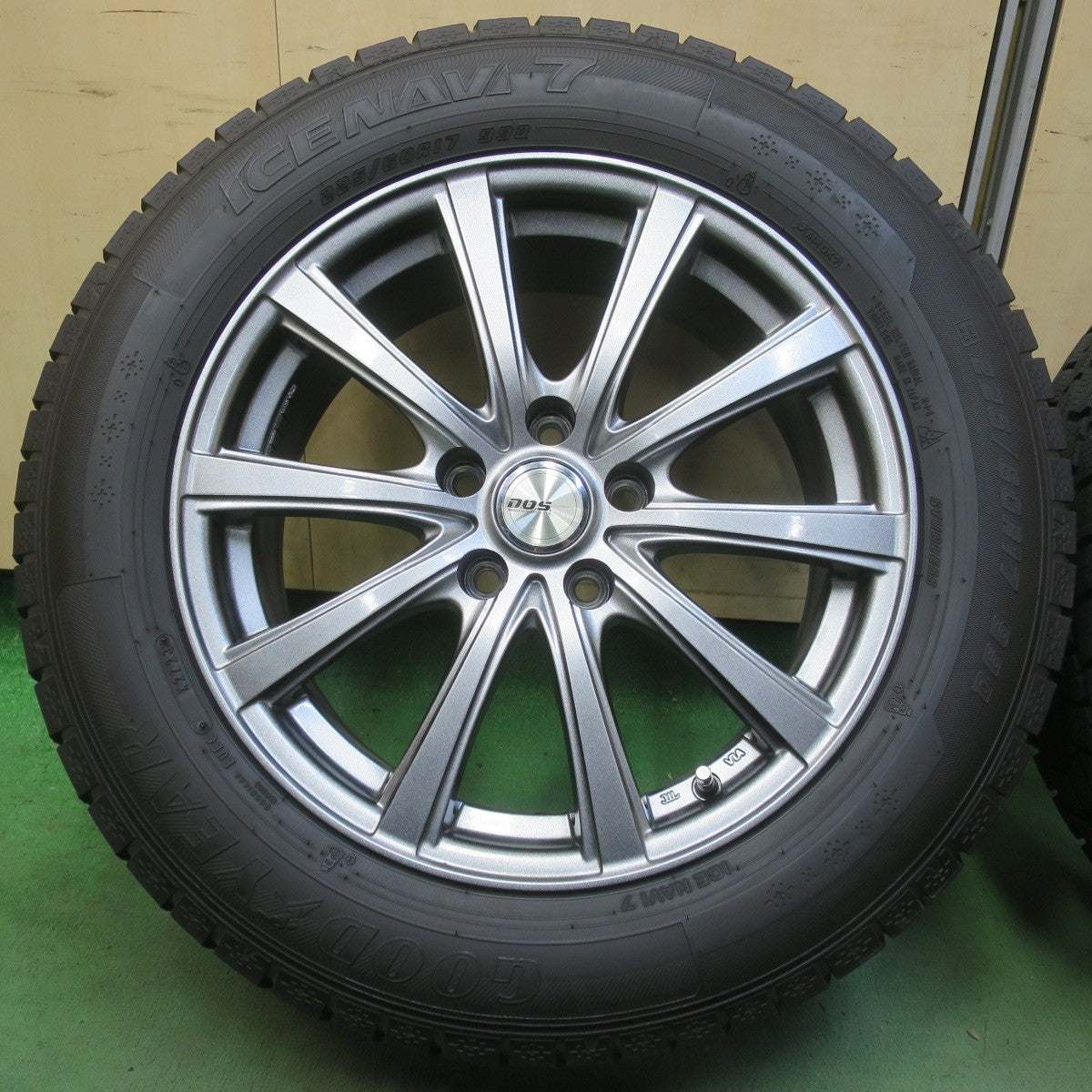 バリ溝！23年！キレイ！9.5分◎スタッドレス 225/60R17 グッドイヤー アイスナビ7 D.O.S. DOS 17インチ PCD114.3/5H◎6072305イス