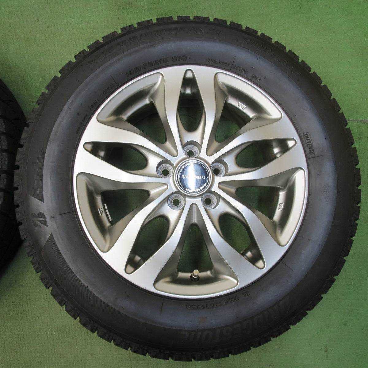 バリ溝！23年！キレイ！9.5分以上★プリウス 等 195/65R15 スタッドレス ブリヂストン アイスパートナー2 BALMINUM バルミナ 15インチ PCD100/5H★5112705イス