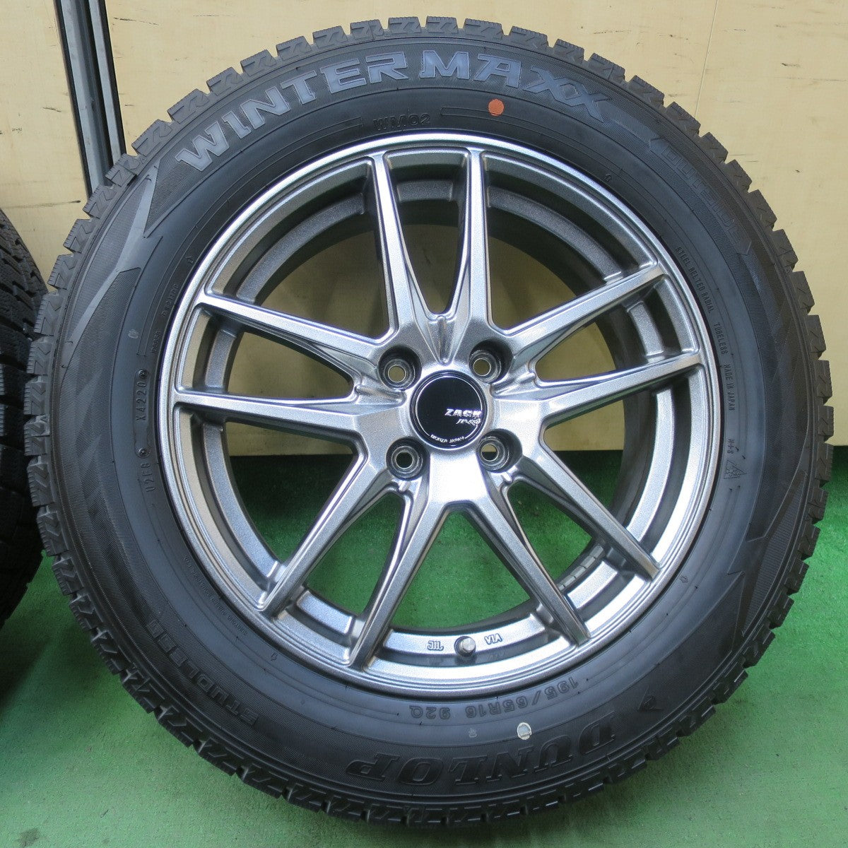 バリ溝！キレイ！9.5分★スタッドレス 195/65R16 ダンロップ ウインターマックス WM02 ZACK JP-550 MONZA ザック 16インチ PCD100/4H★5123004イス