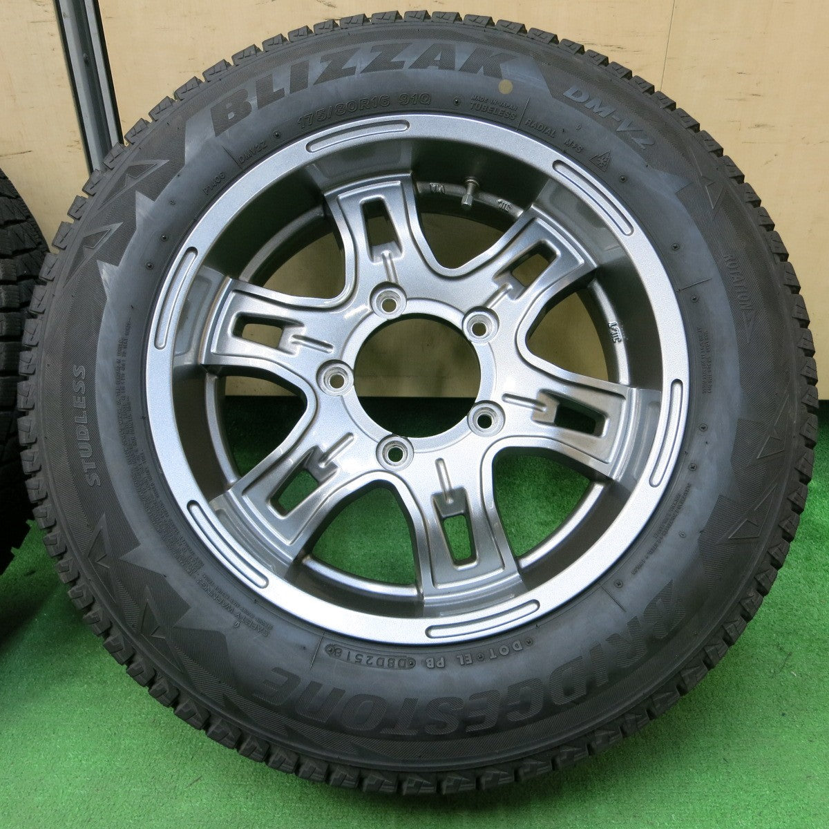 *送料無料* キレイ★ジムニー等 175/80R16 スタッドレス ブリヂストン ブリザック DM-V2 社外 アルミ 16インチ PCD139.7/5H★4051609イス