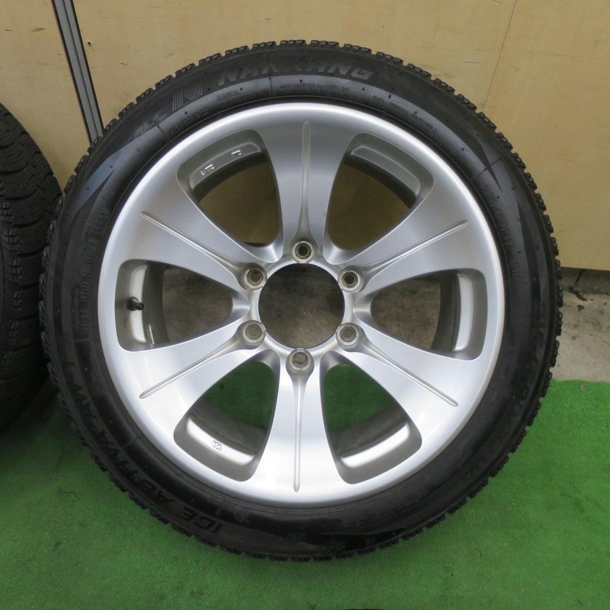 バリ溝！キレイ！8.5分★スタッドレス 215/50R17 ナンカン アイス アクティバ AW-1 MUD BAHN XR-6 マッドバーン 社外 アルミ 17インチ PCD139.7/6H★6042805TTス